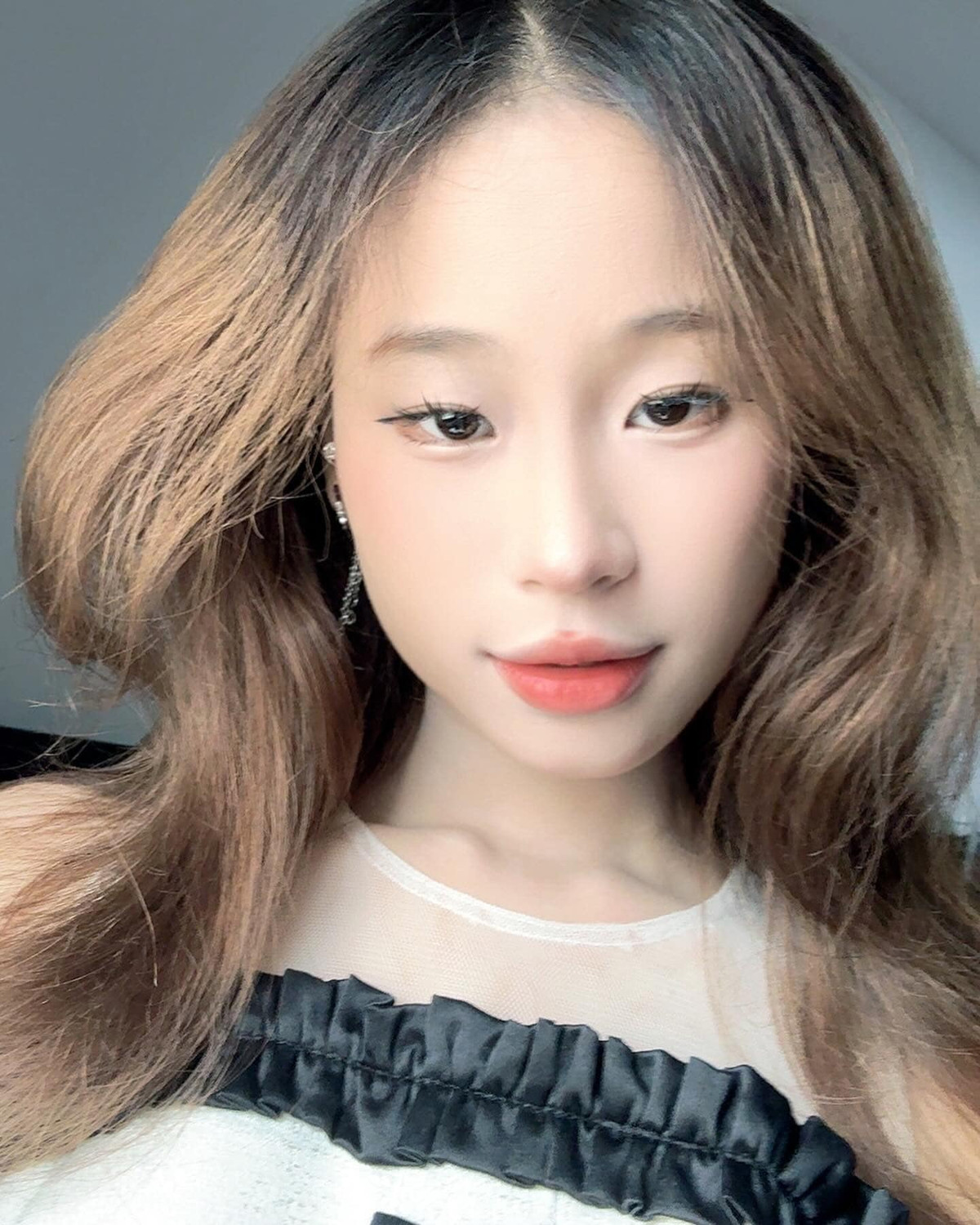 Bên cạnh việc sáng tạo nội dung trên TikTok và các nền tảng mạng xã hội khác, Chang Dory còn ghi điểm với lối nói chuyện duyên dáng và phong cách cá nhân cực kỳ cuốn hút.