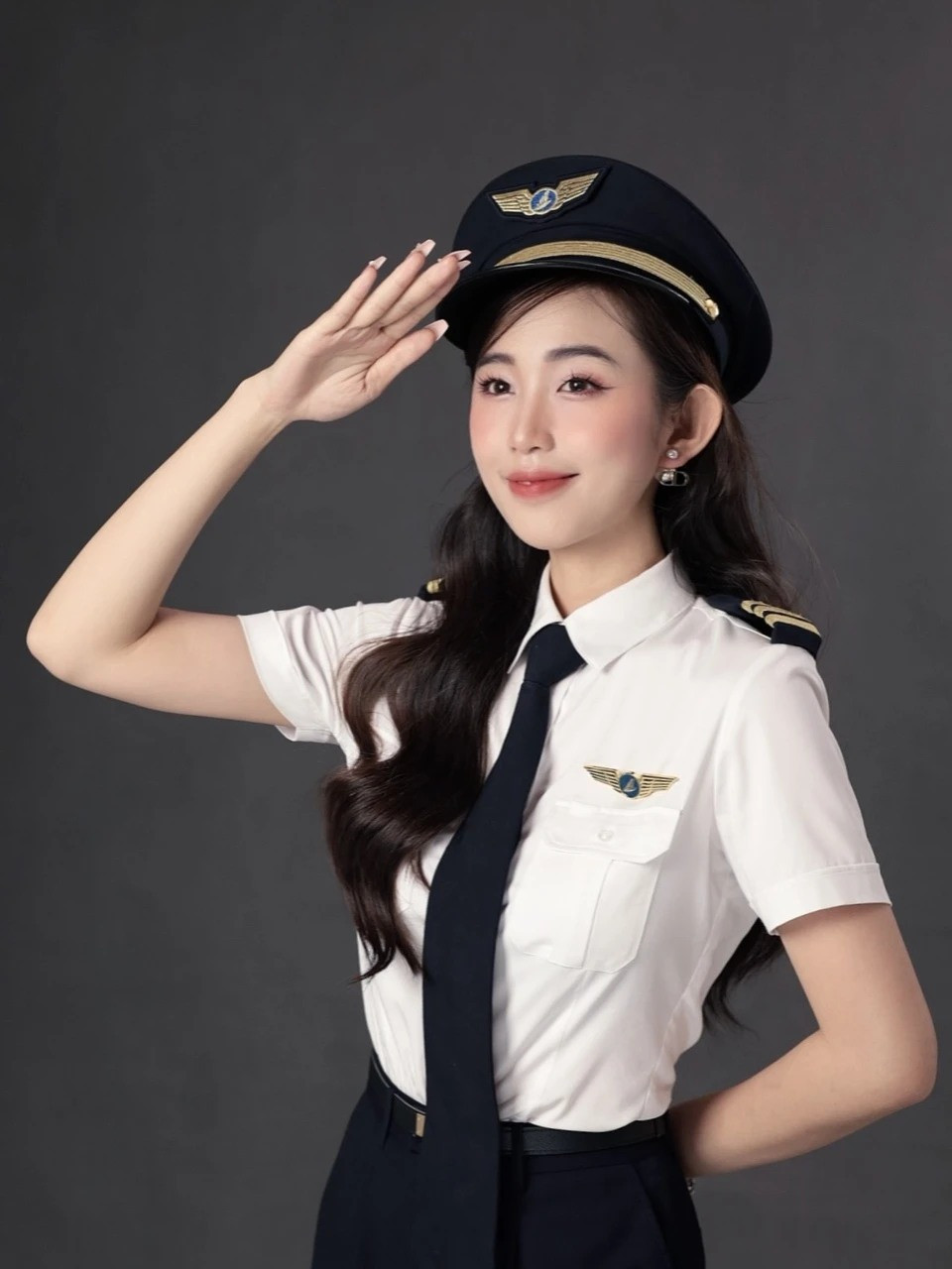 Dòng máy bay phản lực Embraer là loại máy bay hiện đại phục vụ các đường bay có địa hình cất cánh phức tạp, đòi hỏi người lái phải có khả năng xử lý tình huống nhanh chóng, chính xác và luôn giữ được bình tĩnh trong mọi điều kiện. Chính vậy, không nhiều phi công có thể làm chủ được loại máy bay này, đặc biệt là phái nữ.