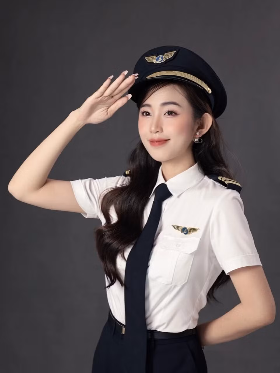 Dòng máy bay phản lực Embraer là loại máy bay hiện đại phục vụ các đường bay có địa hình cất cánh phức tạp, đòi hỏi người lái phải có khả năng xử lý tình huống nhanh chóng, chính xác và luôn giữ được bình tĩnh trong mọi điều kiện. Chính vậy, không nhiều phi công có thể làm chủ được loại máy bay này, đặc biệt là phái nữ.