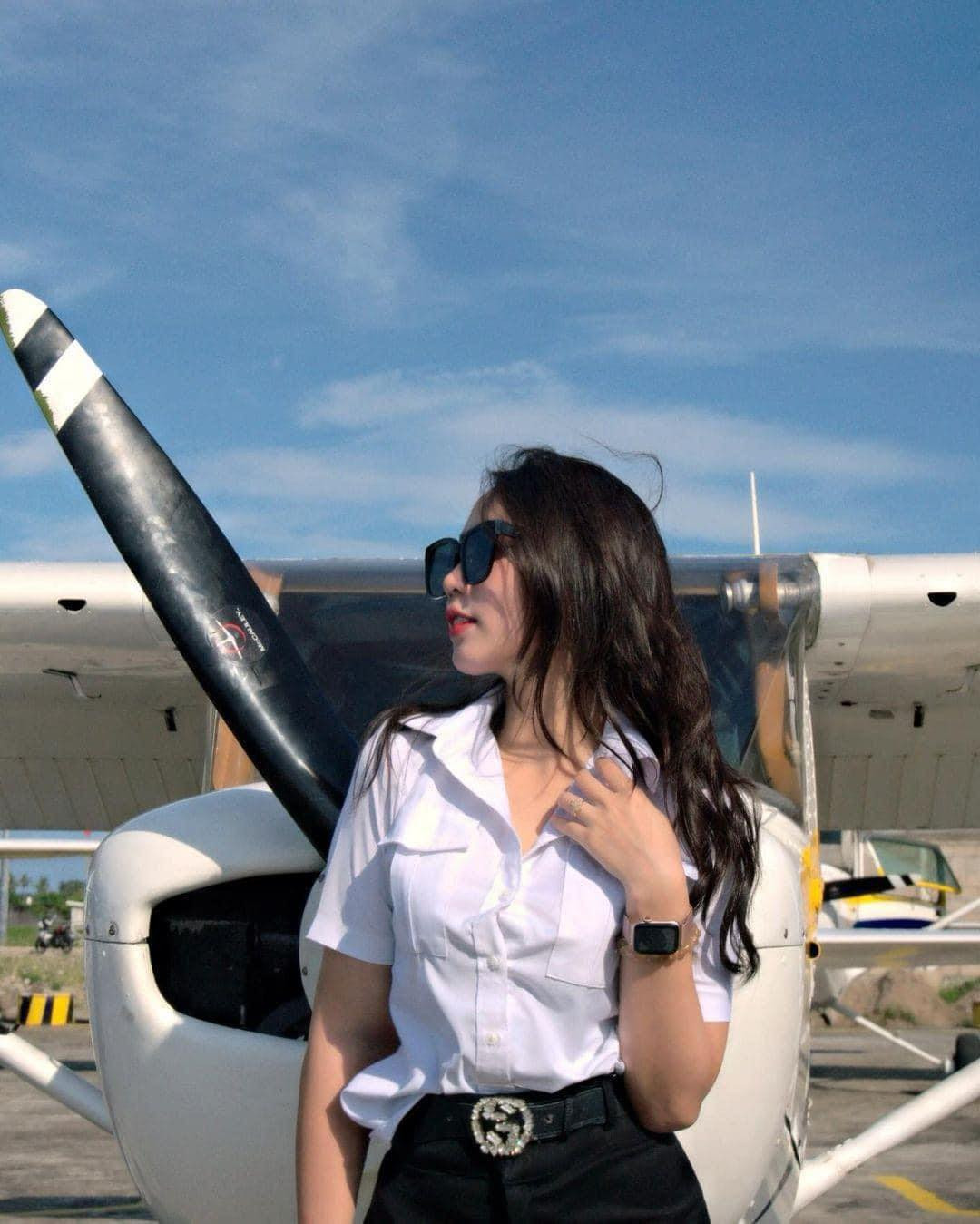 Với lợi thế thân hình chuẩn chỉnh cùng gương mặt xinh đẹp, cô nàng cân được nhiều phong cách, từ gợi cảm đến cá tính, hay trẻ trung năng động.