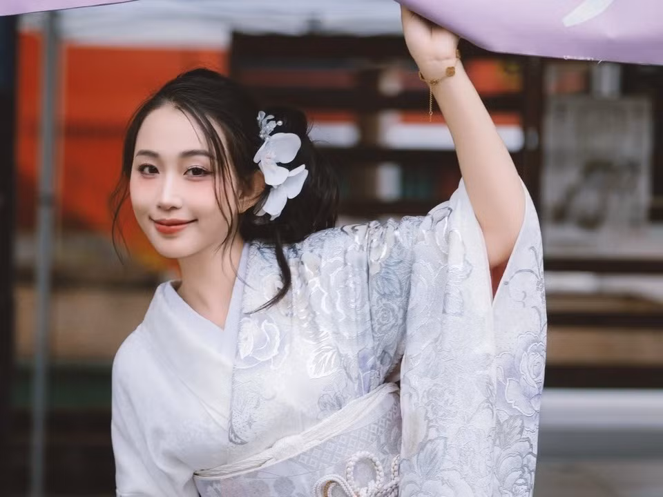 Là phi công nhưng ít ai biết rằng Trang Nhung từng vướng nỗi sợ độ cao. Với ước mơ chinh phục bầu trời, cô quyết tâm gạt bỏ nỗi sợ. Cô nàng từng có 3 năm làm ở ví trí tiếp viên hàng không trước khi bén duyên với nghề phi công.