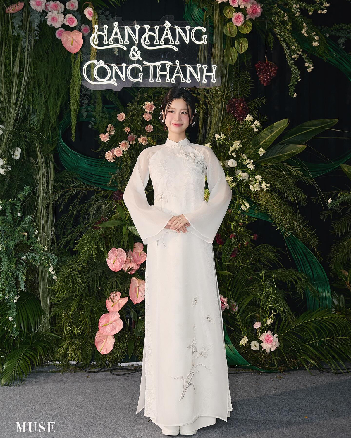 Không gian lễ ăn hỏi được trang trí tinh tế với hoa tươi và các chi tiết trang trí sang trọng, tạo nên bầu không khí ấm cúng và trang trọng.