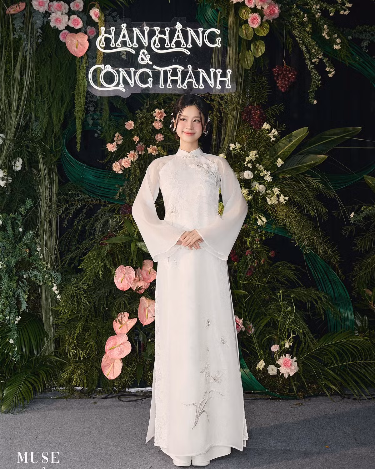 Không gian lễ ăn hỏi được trang trí tinh tế với hoa tươi và các chi tiết trang trí sang trọng, tạo nên bầu không khí ấm cúng và trang trọng.