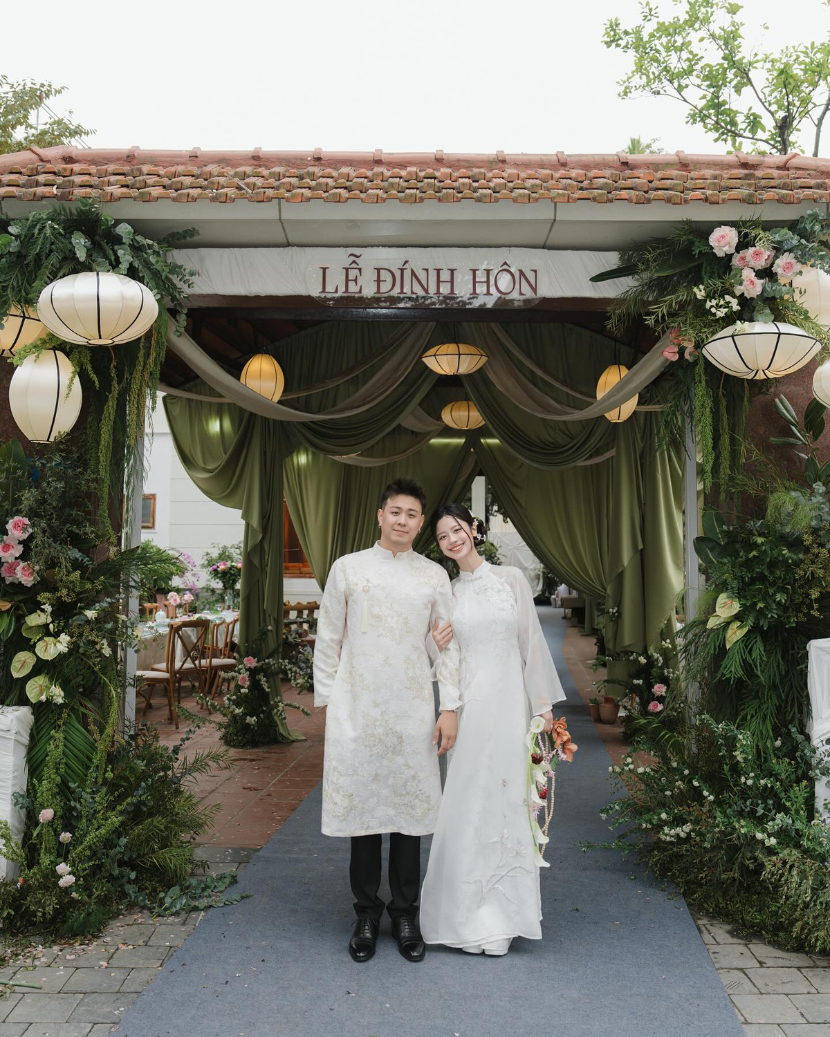 Mới đây, cô dâu Hàn Hằng cũng đã chính thức đăng tải loạt ảnh trong lễ đám hỏi của mình, nhận về nhiều lời chúc phúc từ người hâm mộ.