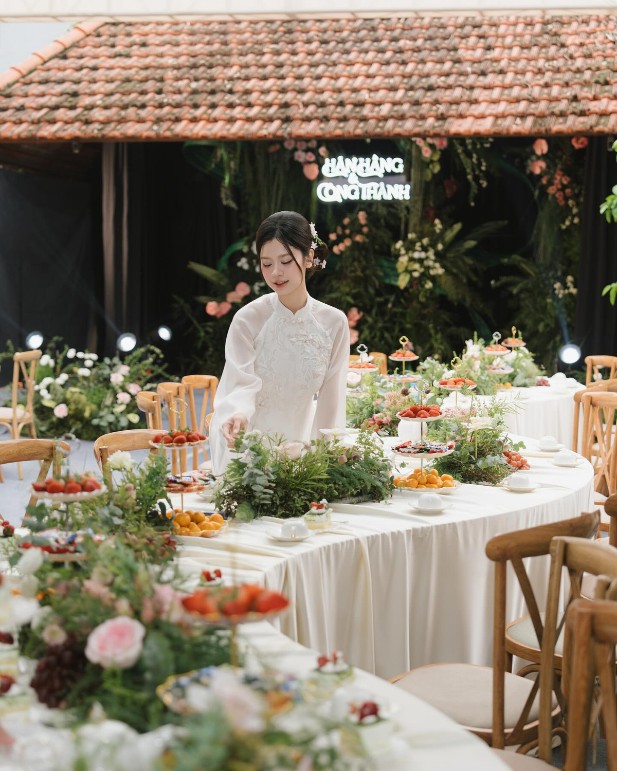 Trong ngày vui, Hàn Hằng diện áo dài trắng tinh khôi, trang điểm nhẹ nhàng, tôn lên vẻ đẹp dịu dàng và thanh lịch. Chú rể Huyme cũng lịch lãm trong trang phục áo dài trắng đồng điệu.