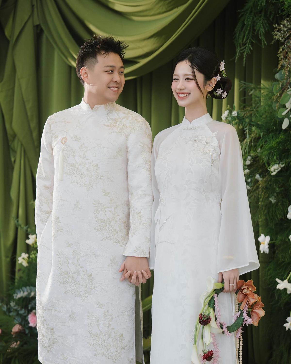 Sáng ngày 15/3, cặp đôi nổi tiếng Huyme (Phạm Công Thành, sinh năm 1993) và Hàn Hằng (sinh năm 1999) đã tổ chức lễ ăn hỏi tại tư gia của cô dâu ở thành phố Thanh Hóa. Trước đó, cặp đôi chưa từng hé lộ về sự kiện này nên khi hình ảnh về đám hỏi của cả 2 được lan truyền trên MXH khiến nhiều người vô cùng bất ngờ.