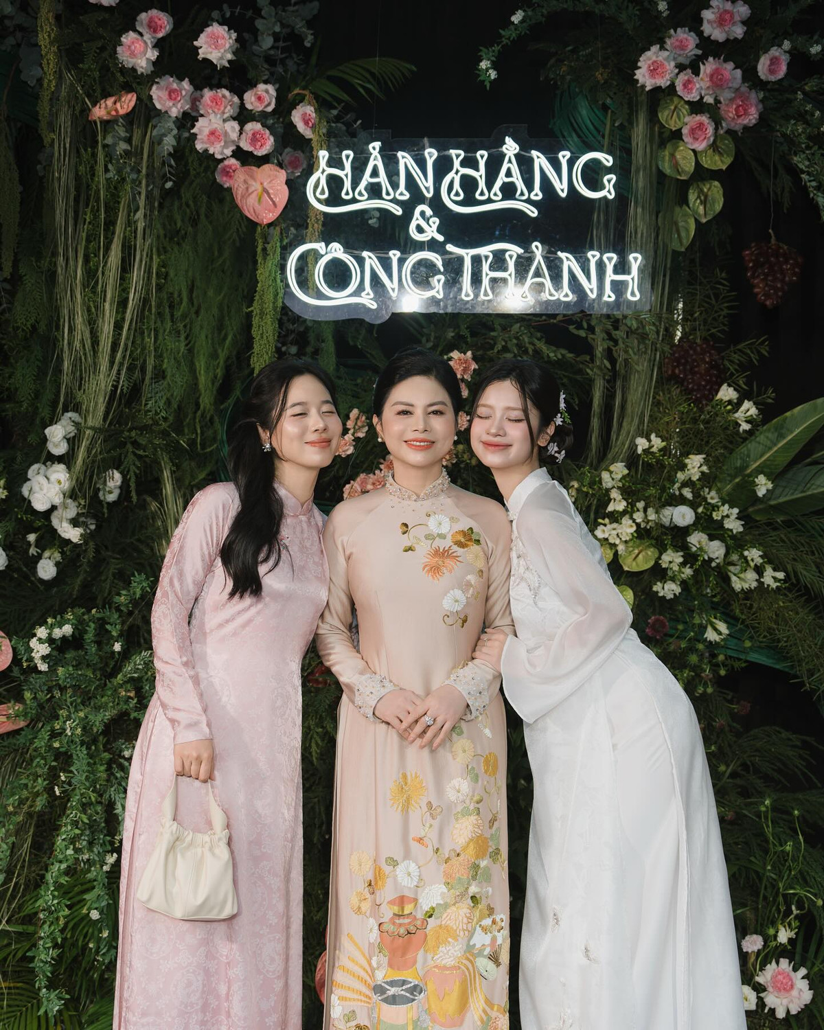 Cả hai rạng rỡ chào đón gia đình, bạn bè và người thân đến chung vui.