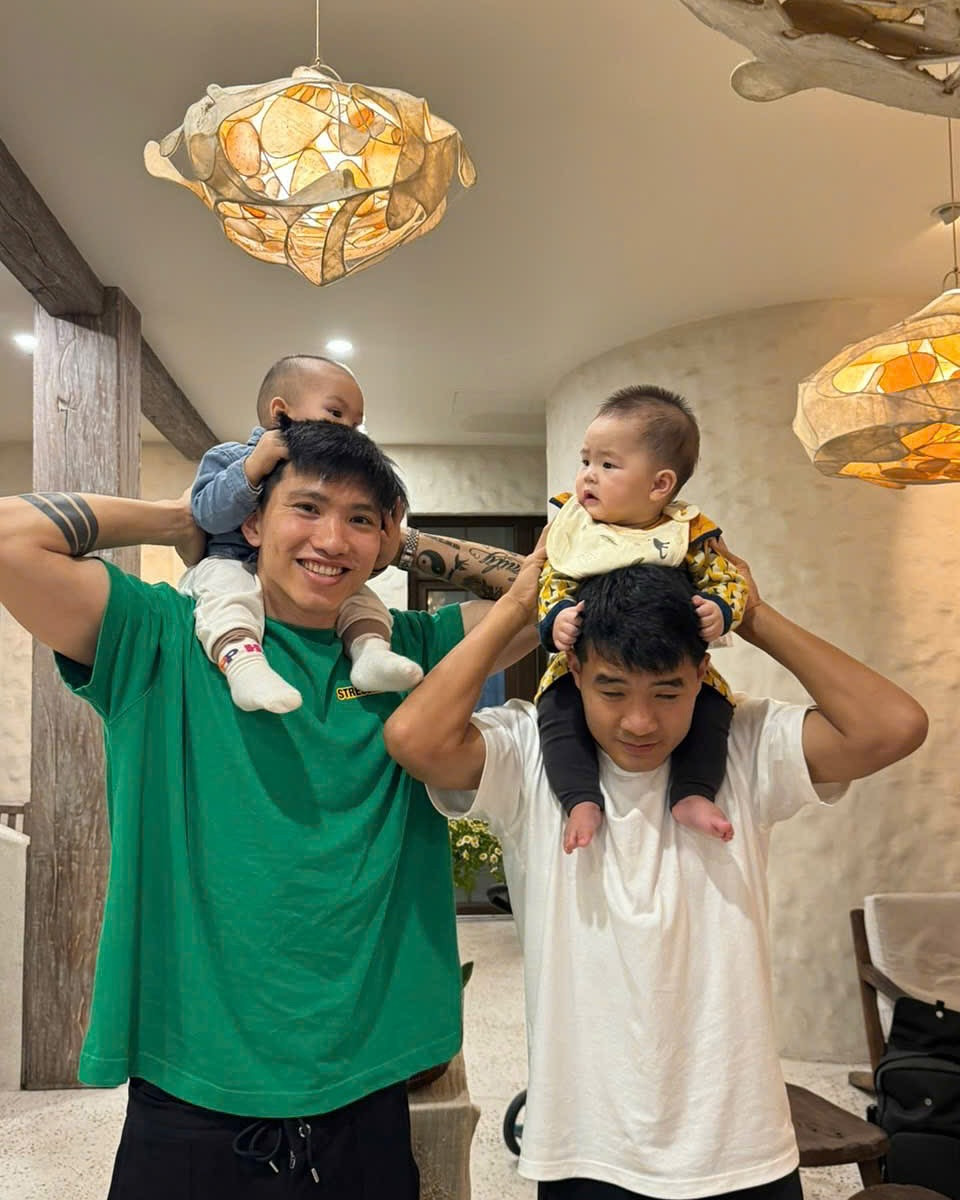 Trong bức ảnh, Đoàn Văn Hậu và Hà Đức Chinh đều tươi cười rạng rỡ, thể hiện niềm hạnh phúc khi trở thành những "ông bố bỉm sữa".