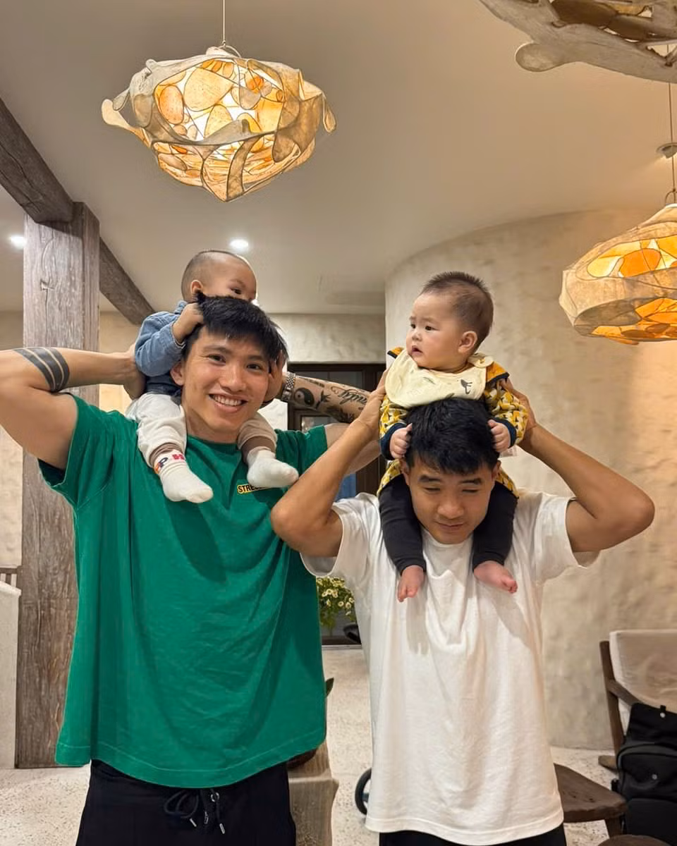 Trong bức ảnh, Đoàn Văn Hậu và Hà Đức Chinh đều tươi cười rạng rỡ, thể hiện niềm hạnh phúc khi trở thành những "ông bố bỉm sữa".