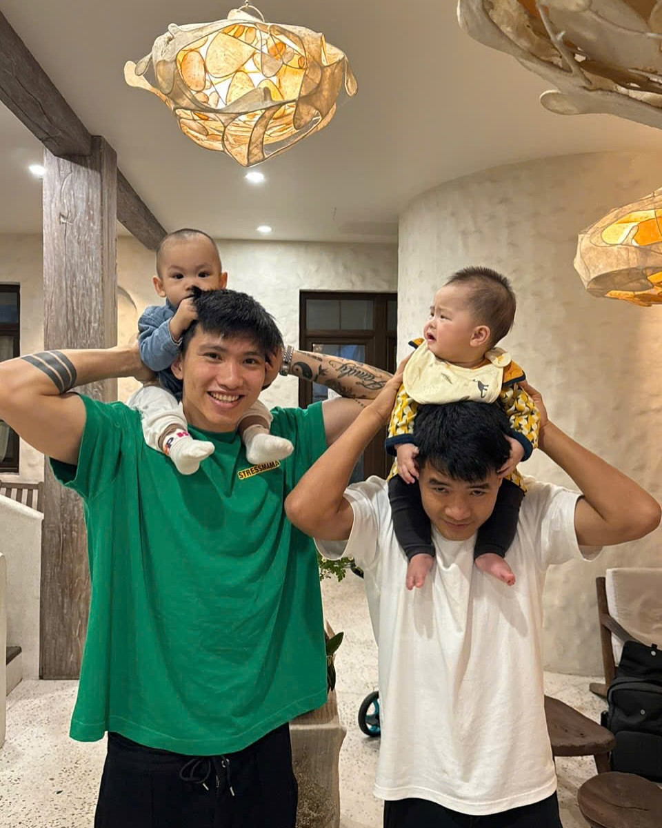 Mới đây, hai cầu thủ nổi tiếng của đội tuyển Việt Nam, Đoàn Văn Hậu và Hà Đức Chinh, đã chia sẻ trên mạng xã hội bức ảnh đáng yêu, trong đó cả hai cùng bế con trên vai. Bức ảnh nhanh chóng thu hút hàng nghìn lượt thích và bình luận từ người hâm mộ.