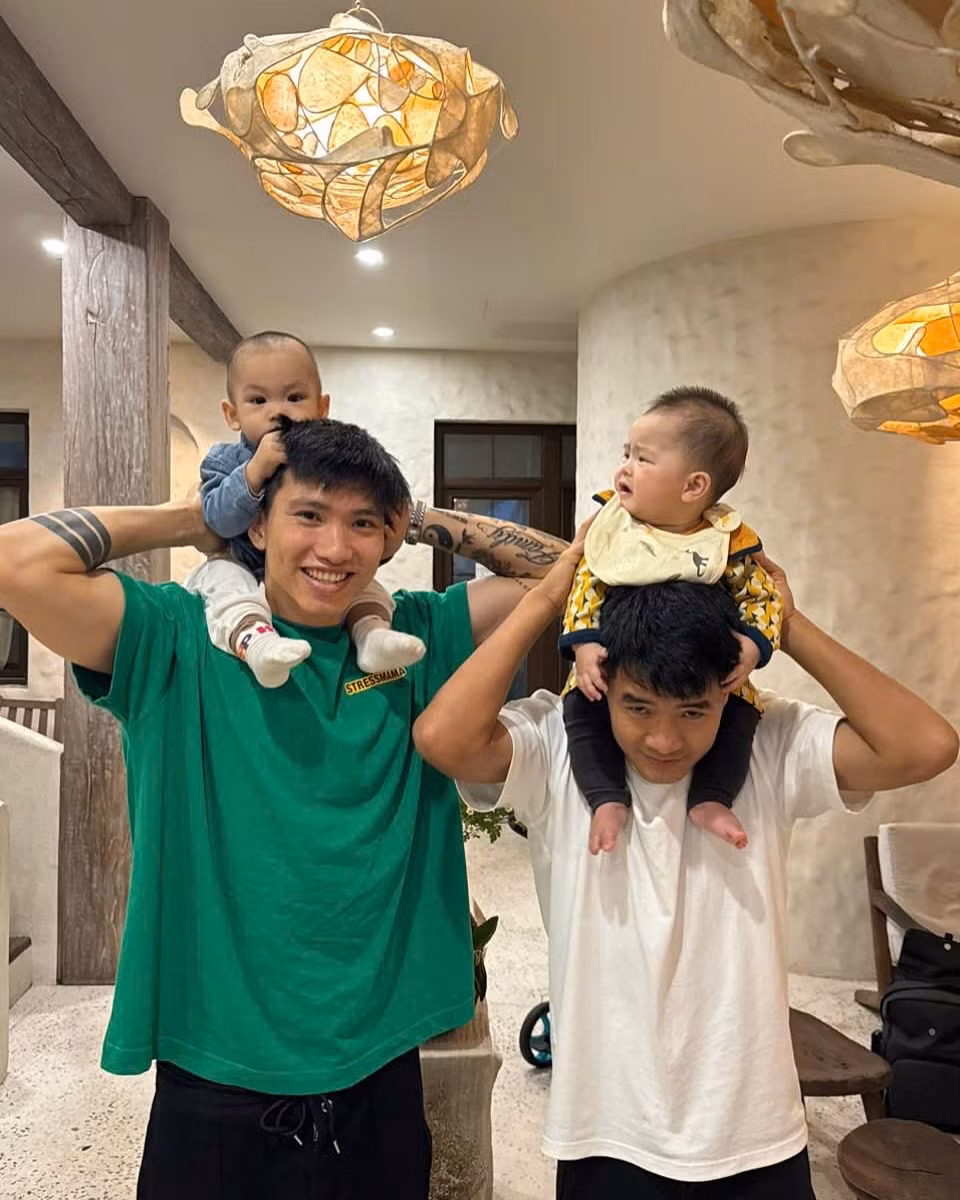 Mới đây, hai cầu thủ nổi tiếng của đội tuyển Việt Nam, Đoàn Văn Hậu và Hà Đức Chinh, đã chia sẻ trên mạng xã hội bức ảnh đáng yêu, trong đó cả hai cùng bế con trên vai. Bức ảnh nhanh chóng thu hút hàng nghìn lượt thích và bình luận từ người hâm mộ.