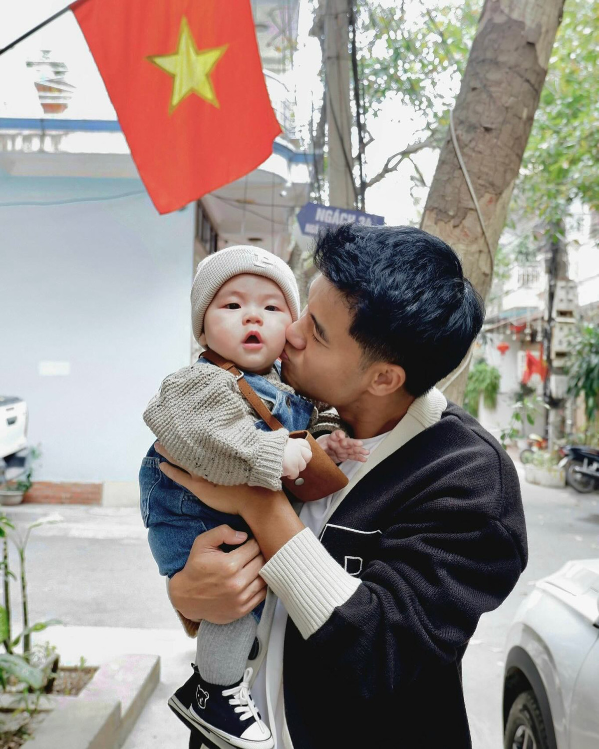 Người hâm mộ đã để lại nhiều bình luận tích cực dưới bức ảnh, bày tỏ sự ngưỡng mộ trước tình bạn đẹp và hình ảnh đáng yêu của hai bé. Nhiều người còn hài hước cho rằng, với sự xuất hiện của thế hệ "F1" này, tương lai bóng đá Việt Nam sẽ tiếp tục rạng rỡ.