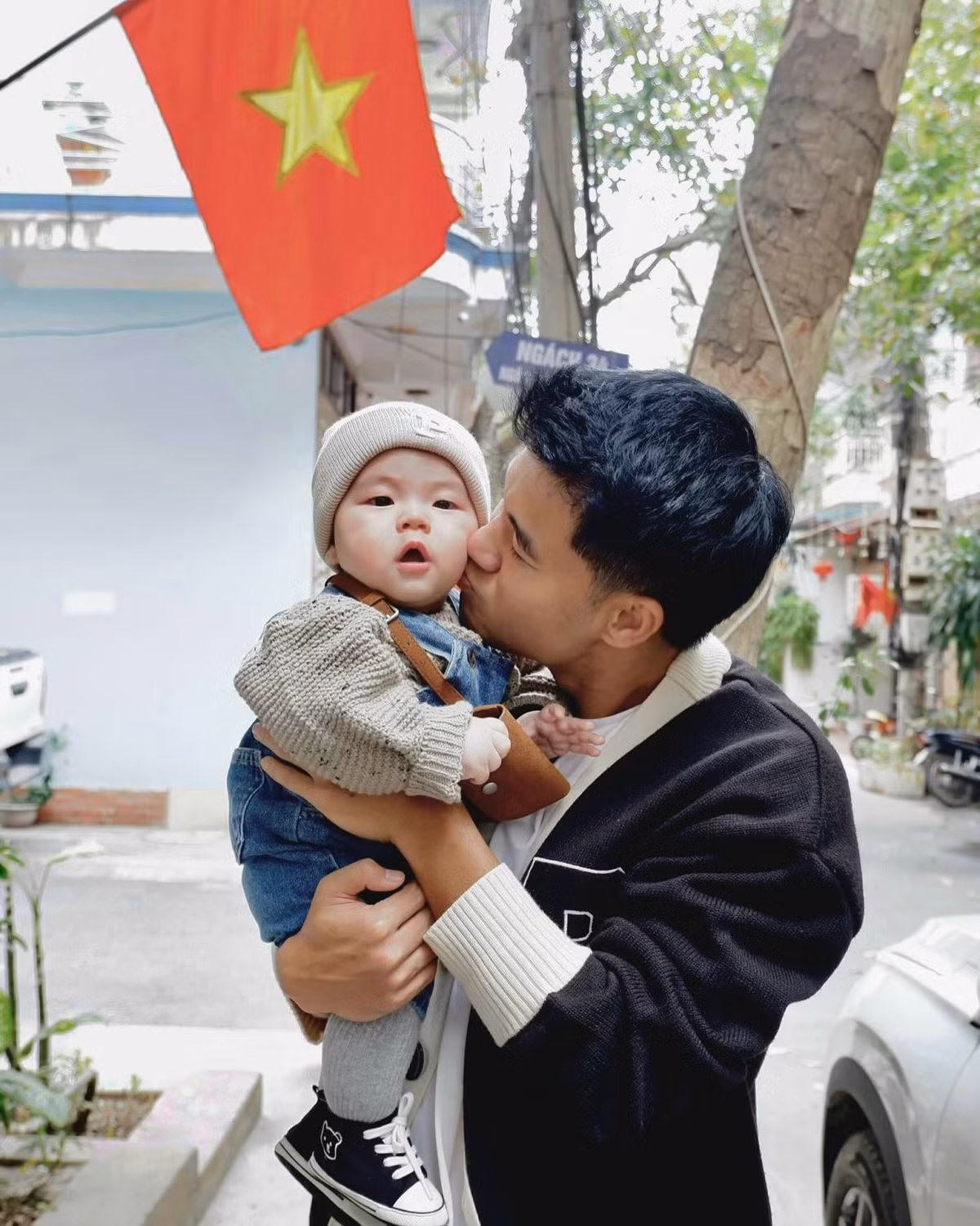 Người hâm mộ đã để lại nhiều bình luận tích cực dưới bức ảnh, bày tỏ sự ngưỡng mộ trước tình bạn đẹp và hình ảnh đáng yêu của hai bé. Nhiều người còn hài hước cho rằng, với sự xuất hiện của thế hệ "F1" này, tương lai bóng đá Việt Nam sẽ tiếp tục rạng rỡ.