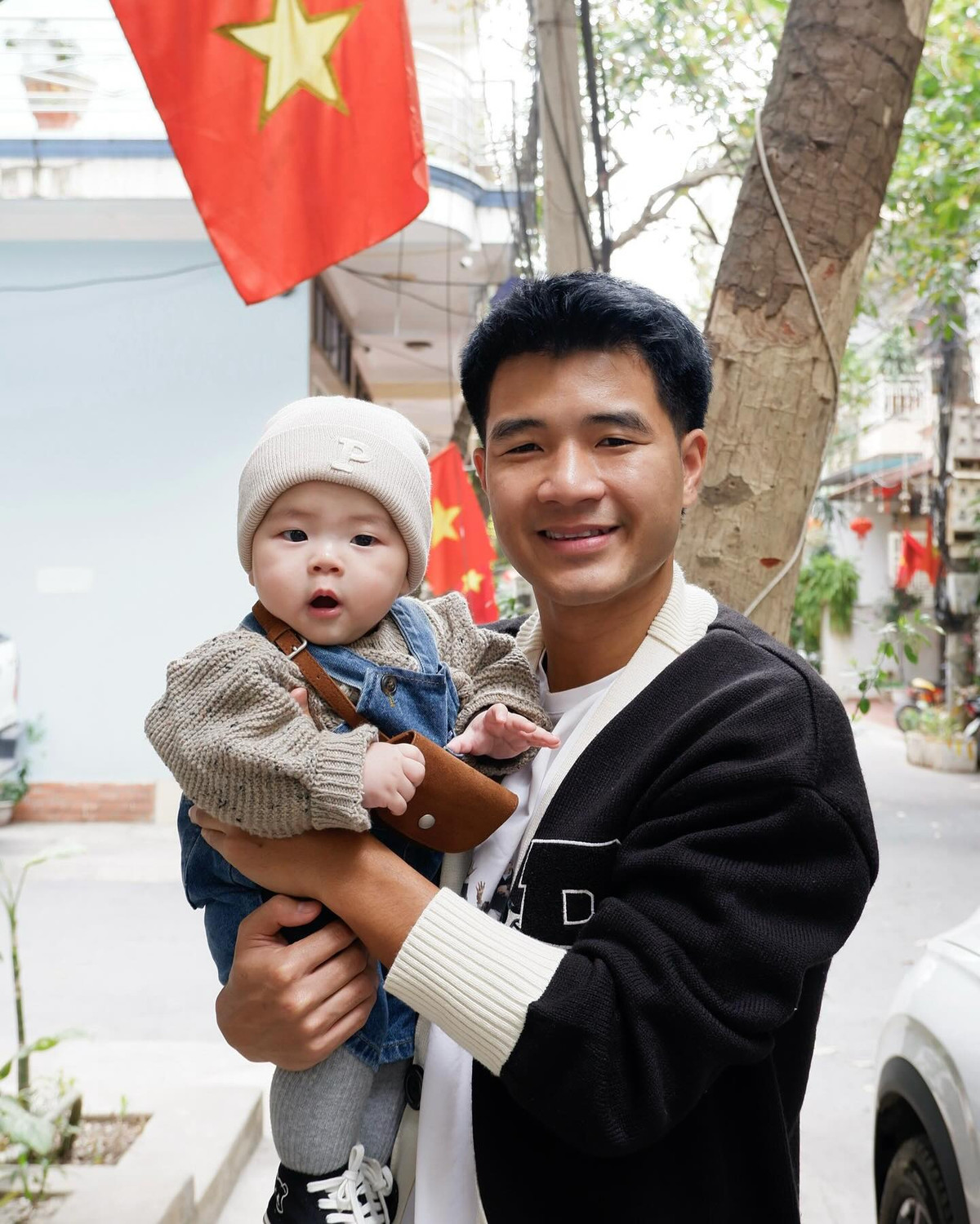 Được biết, Đoàn Văn Hậu và Hà Đức Chinh không chỉ là đồng đội thân thiết trên sân cỏ mà còn có mối quan hệ gắn bó ngoài đời. Cả hai từng sát cánh trong màu áo đội tuyển quốc gia Việt Nam và luôn hỗ trợ nhau trong sự nghiệp cũng như cuộc sống.