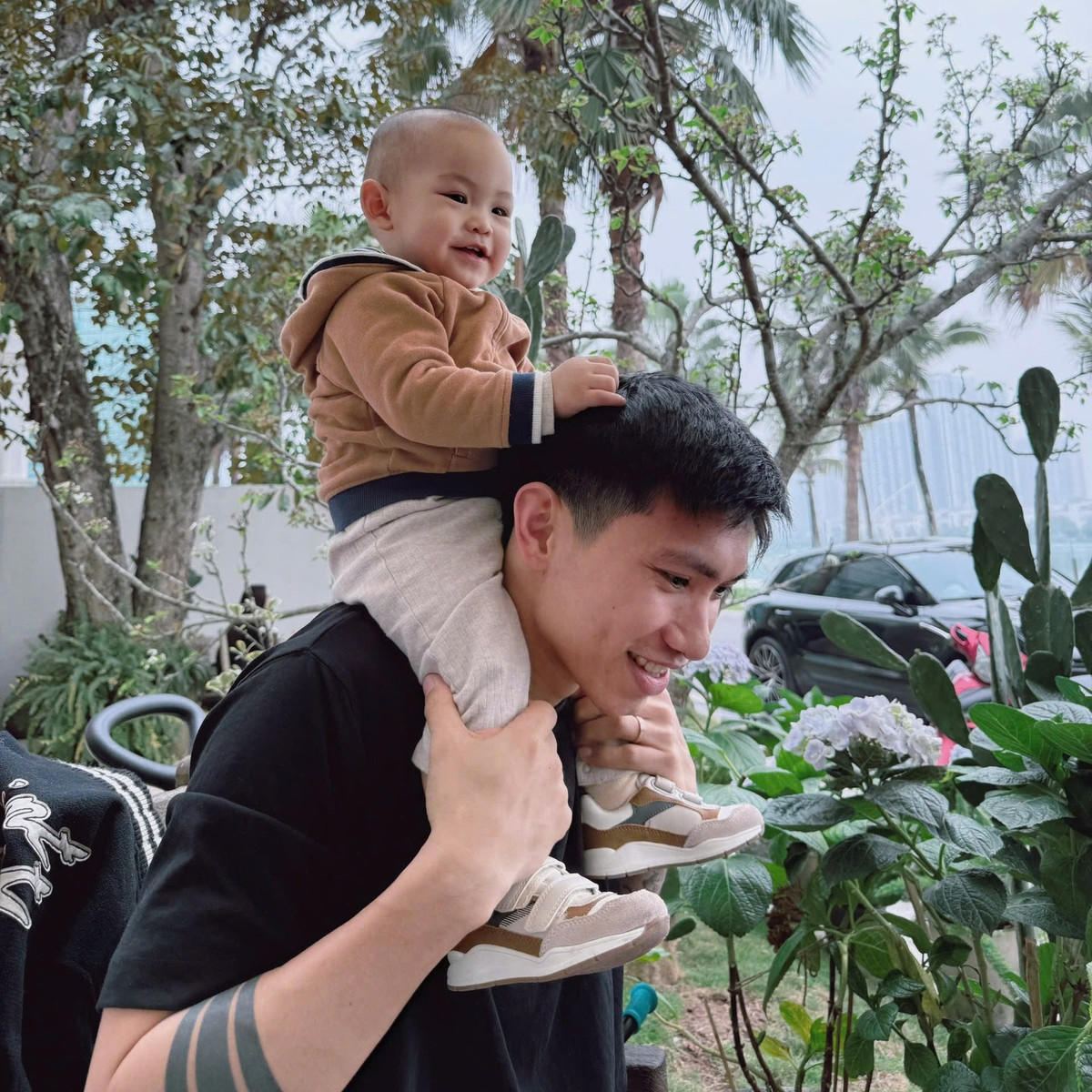 Trong khi đó, Tháng 5/2024, Đoàn Văn Hậu đón con trai đầu lòng cùng vợ là Doãn Hải My.