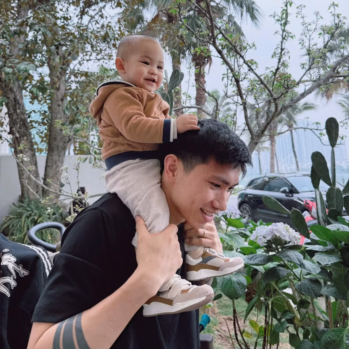 Trong khi đó, Tháng 5/2024, Đoàn Văn Hậu đón con trai đầu lòng cùng vợ là Doãn Hải My.