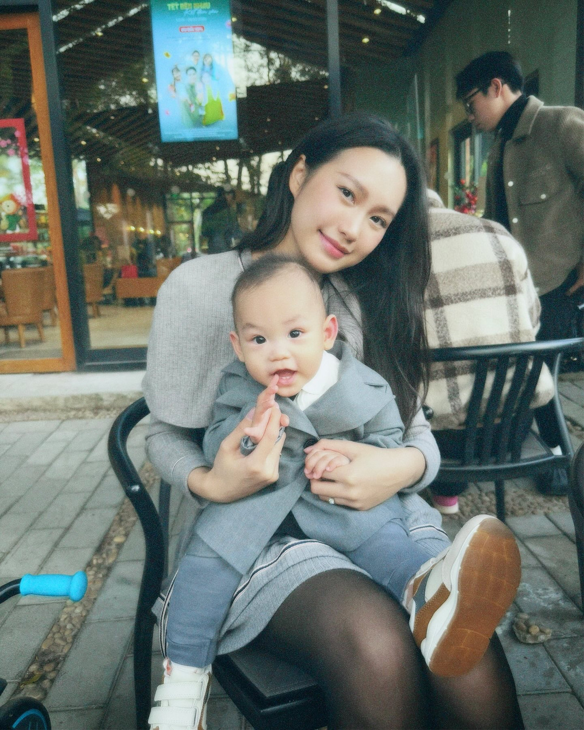 Trên trang cá nhân, Văn Hậu và Hải My thường đăng tải khoảnh khắc gia đình hạnh phúc cùng bé Lúa. rang cá nhân của Lúa đã có hơn 32.000 người theo dõi, được dự đoán sớm trở thành "hot kid".