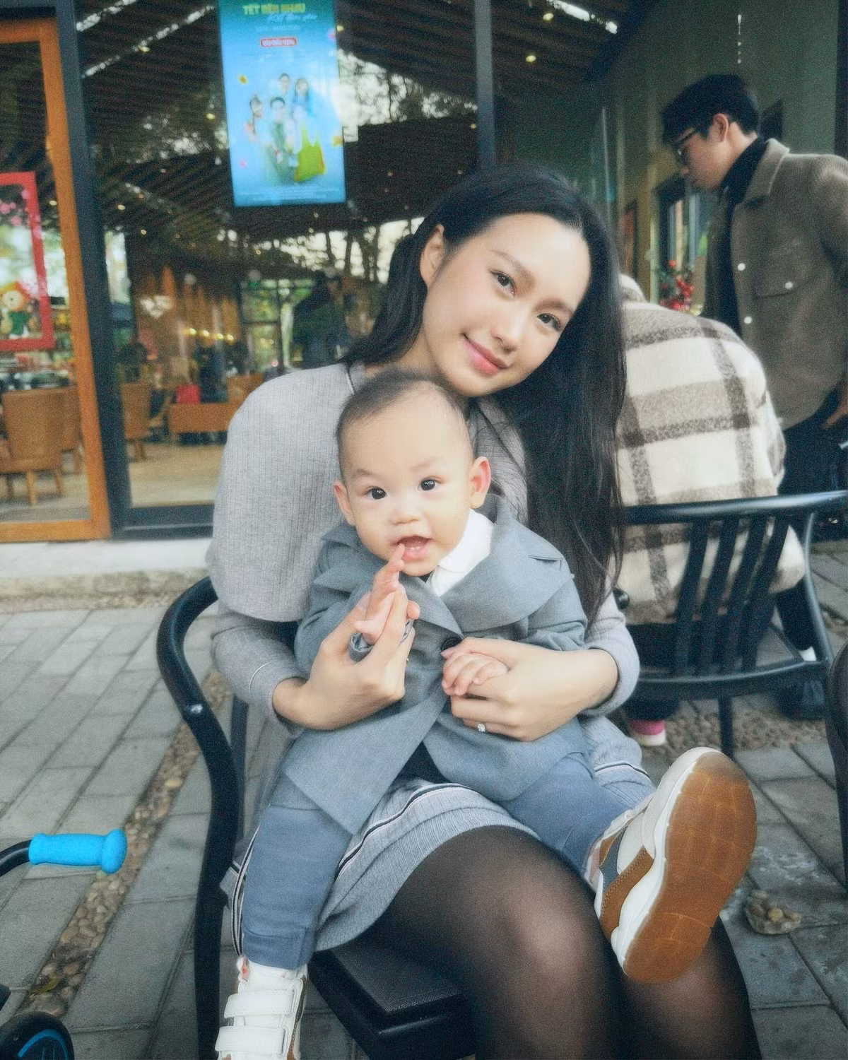 Trên trang cá nhân, Văn Hậu và Hải My thường đăng tải khoảnh khắc gia đình hạnh phúc cùng bé Lúa. rang cá nhân của Lúa đã có hơn 32.000 người theo dõi, được dự đoán sớm trở thành "hot kid".