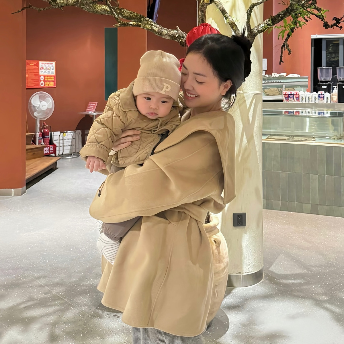 Hà Đức Chinh cùng vợ là Mai Hà Trang đón con đầu lòng, bé Phin, vào tháng 7/2024.