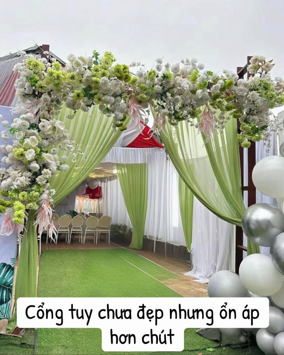 Sau khi sửa, chiếc cổng tuy không hoàn toàn giống với mong muốn ban đầu nhưng cũng đã dễ nhìn hơn, dịu mắt hơn.