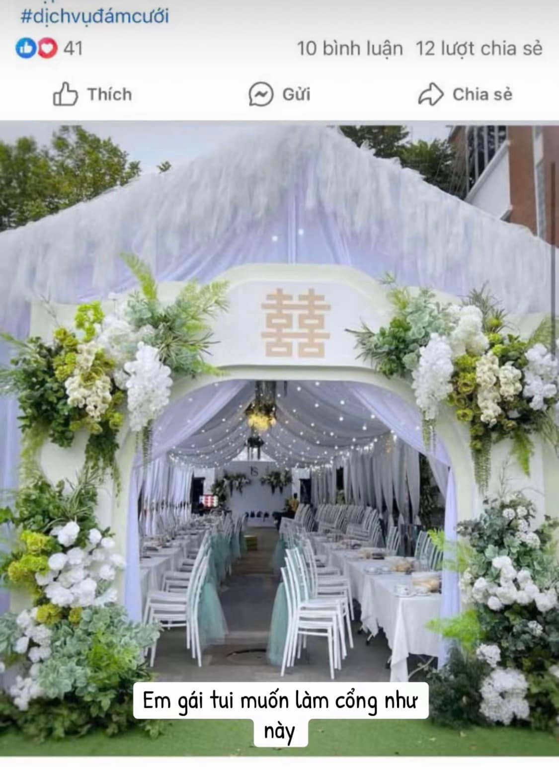 Theo đó, trong ảnh mẫu, rạp cưới được trang trí lộng lẫy với hoa tươi, rèm lụa mềm mại và cổng chào sang trọng tone màu xanh trắng nhẹ nhàng.