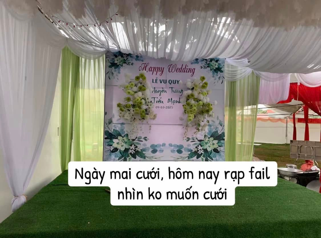 Không chỉ vậy, sân khấu tổ chức đám cưới cũng trông khá "phèn" với phông chữ không được thuận mắt, background được bên trang trí tự động thêm một số họa tiết hoa lá trông kém sang và không ăn nhập.