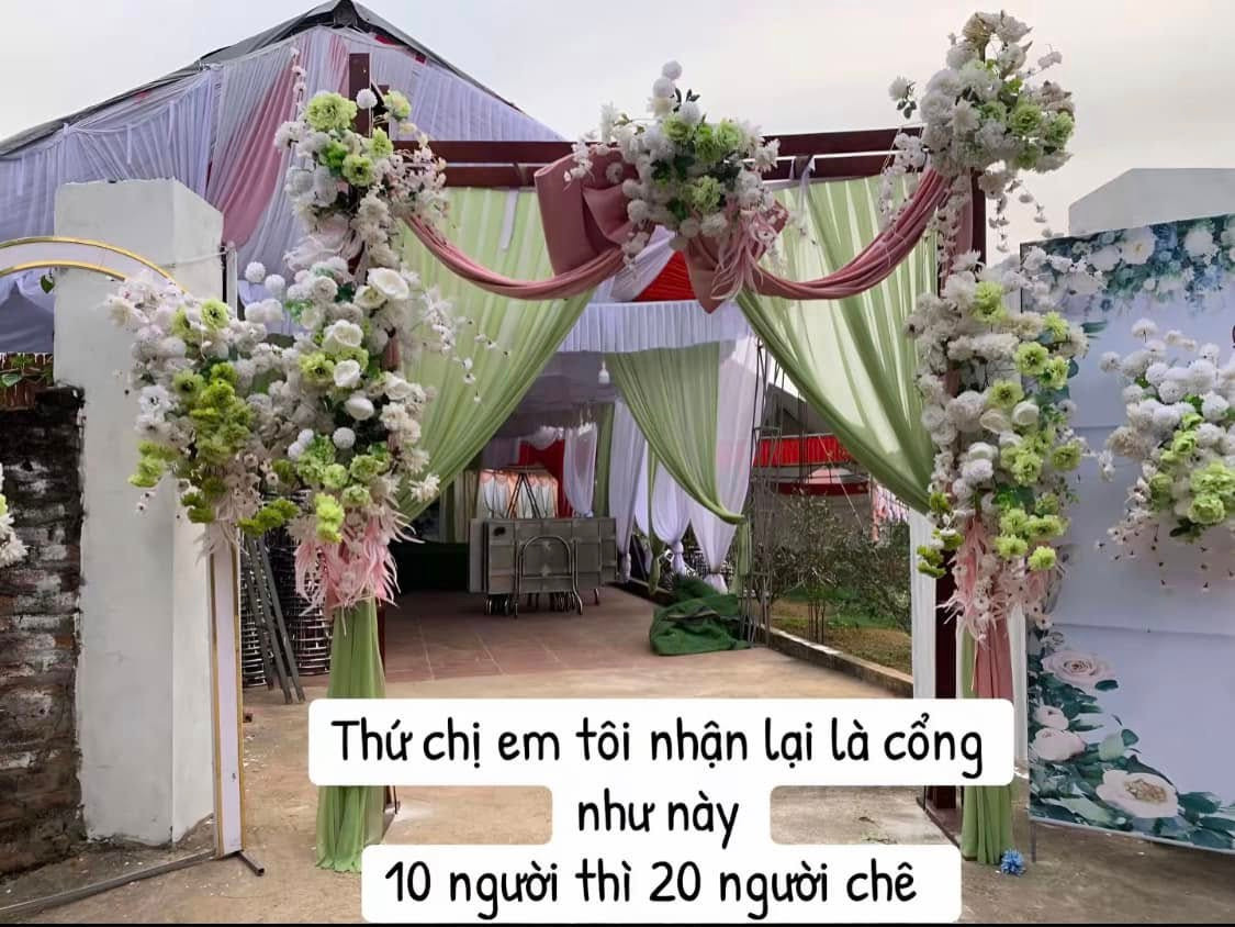 Tuy nhiên, khi gần đến ngày tổ chức, những gì gia chủ nhận được lại là một khung cảnh hoàn toàn khác. Cổng hoa có phần xiêu vẹo, hoa lá thưa thớt, phông bạt nhăn nhúm và tổng thể kém xa so với mong đợi.
