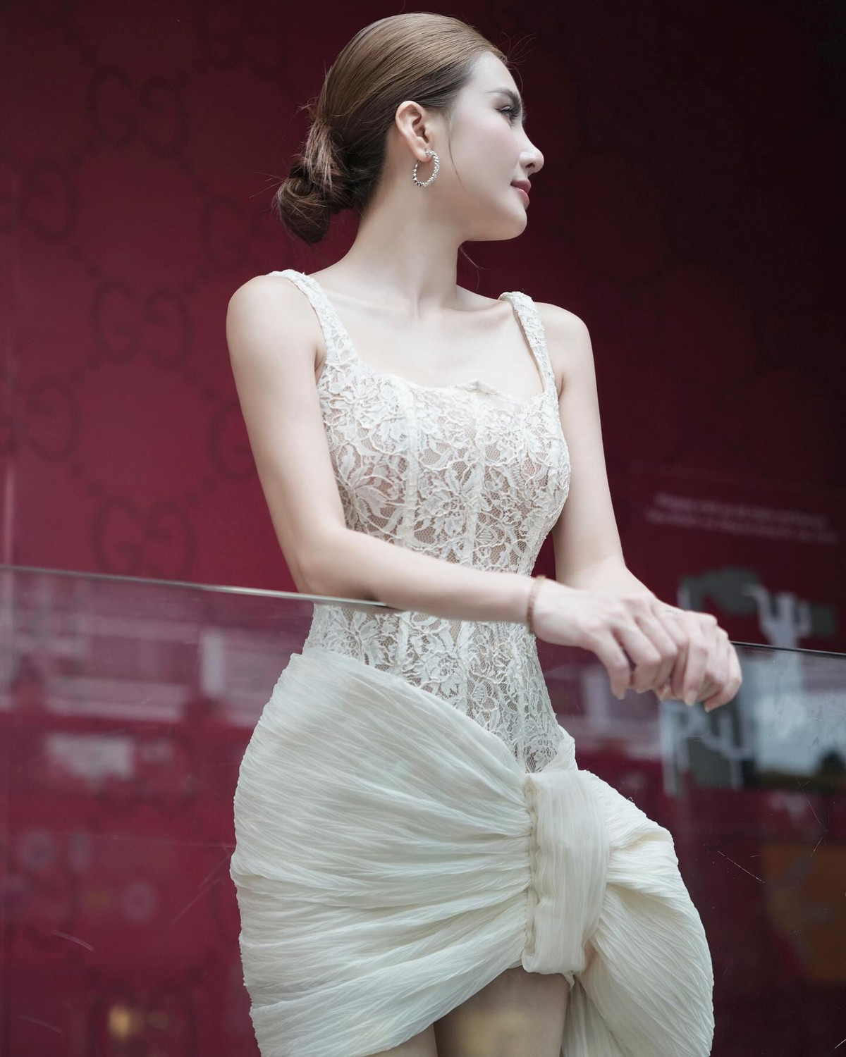 Điểm nhấn của trang phục nằm ở phần nơ cách điệu đầy nữ tính, giúp tôn lên đôi chân dài thon thả. Cô kết hợp cùng giày cao gót lấp lánh, trang sức đơn giản nhưng đủ tạo điểm nhấn đẳng cấp.