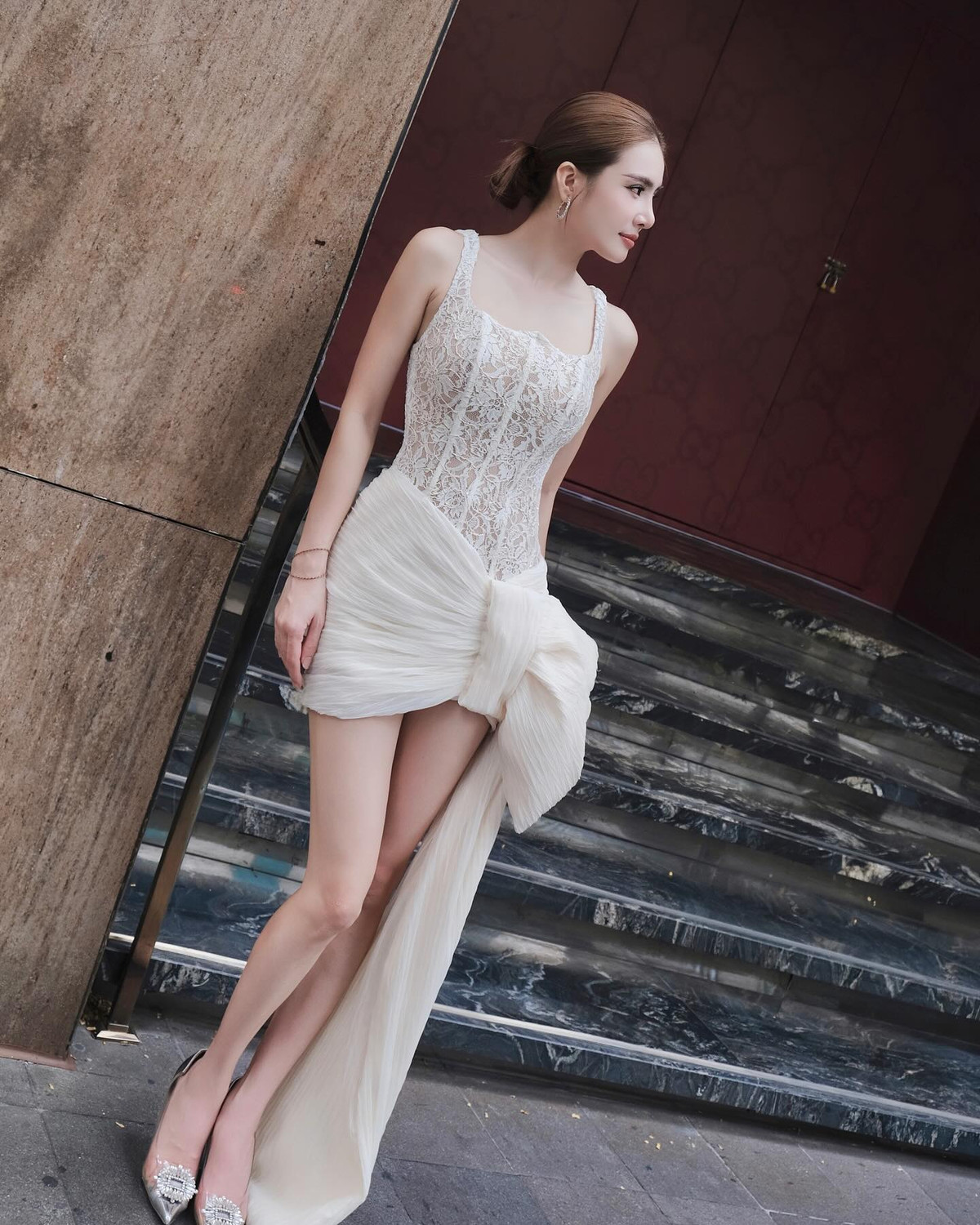 Trong bộ ảnh, em gái Công Vinh diện chiếc váy ren ngắn với phần thiết kế xuyên thấu nhẹ nhàng nhưng không kém phần tinh tế.