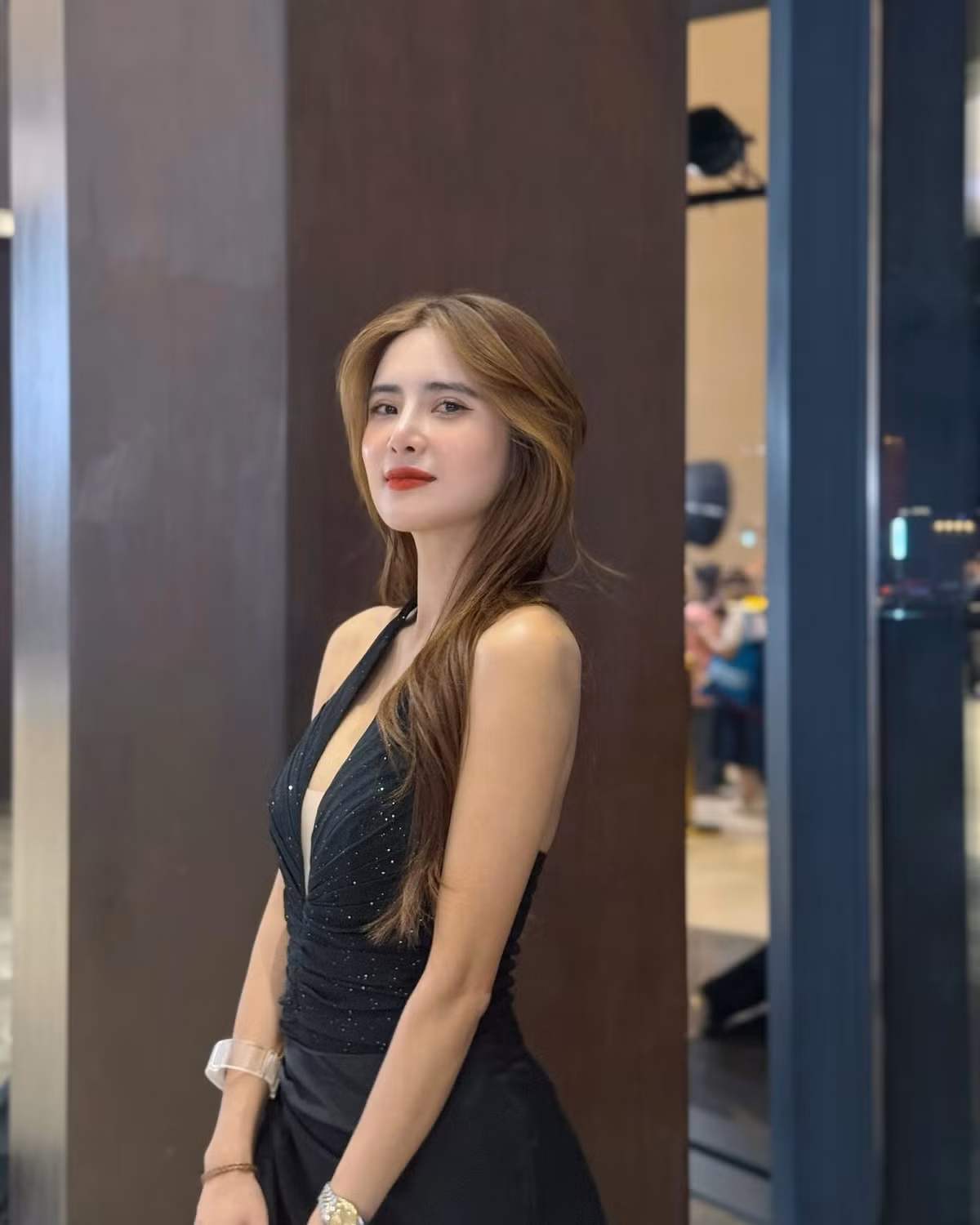 Lê Khánh Chi sinh năm 1989, cô nàng từng giành danh hiệu "Nữ sinh Thanh lịch" khi theo học tại Đại học Văn hóa TP HCM.