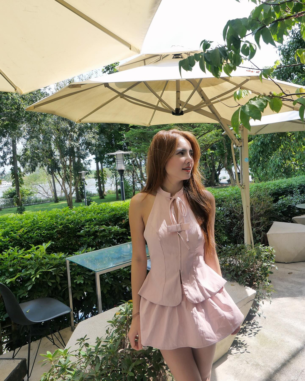 Loạt ảnh nhanh chóng thu hút sự chú ý của cộng đồng mạng, nhận được nhiều lời khen ngợi về nhan sắc và phong cách ngày càng trưởng thành của cô.