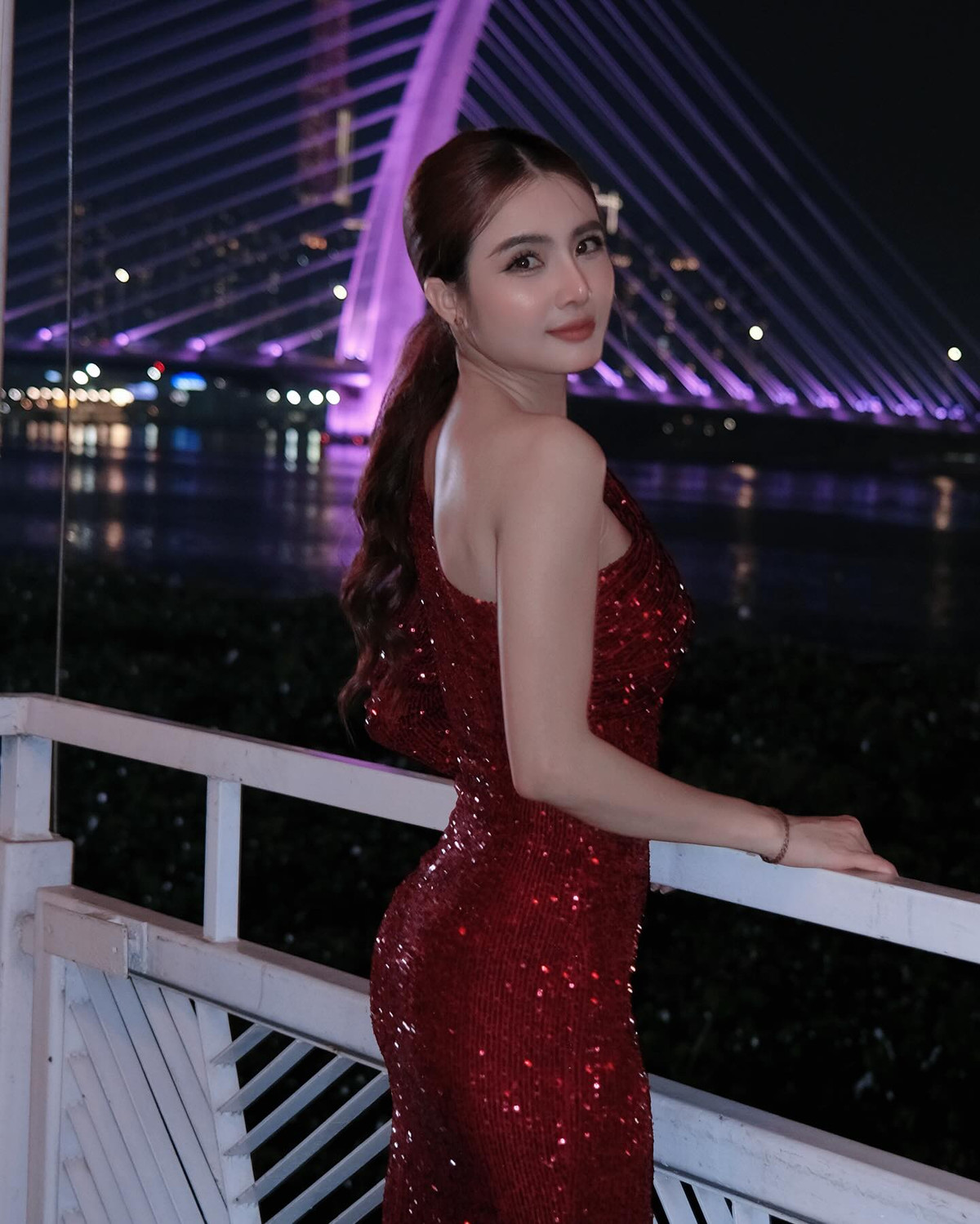 Gu thời trang tinh tế cùng khả năng tạo dáng chuyên nghiệp trước ống kính giúp người đẹp luôn nổi bật, đặc biệt trên mạng xã hội, nơi mỗi bức ảnh đăng tải đều thu hút sự chú ý.