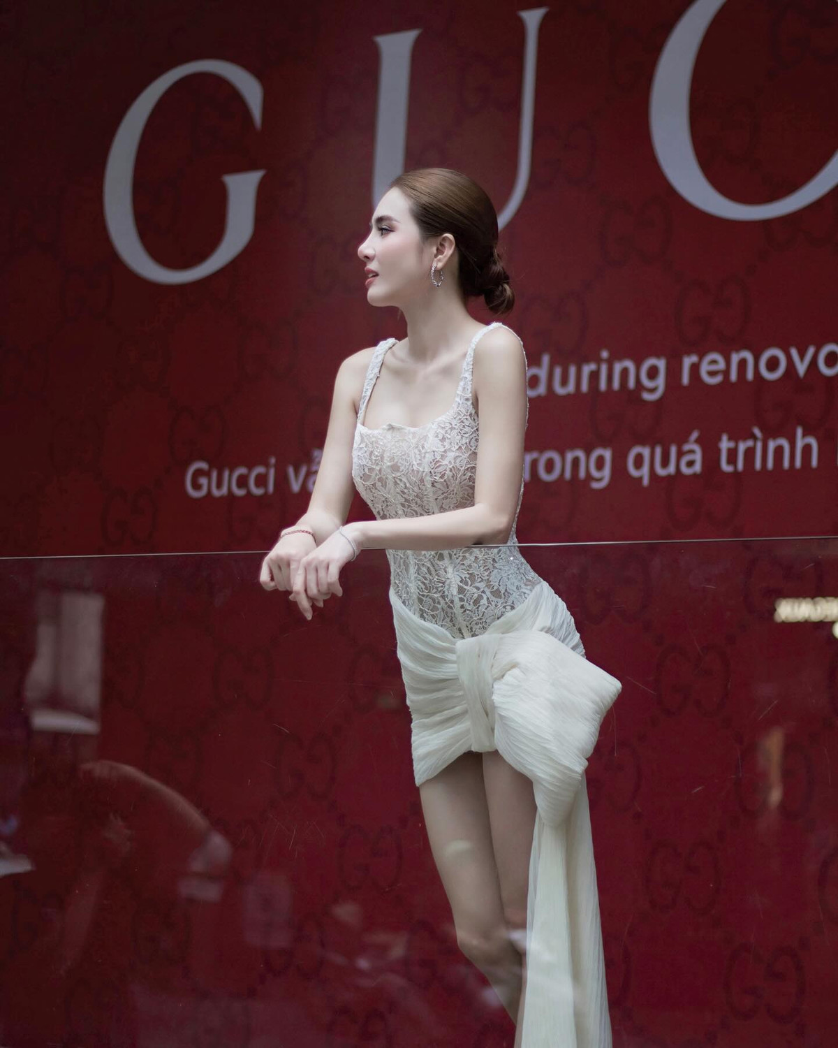 Không chỉ ghi điểm với gu thời trang thanh lịch, cô còn gây ấn tượng với thần thái cuốn hút, đường nét gương mặt ngày càng sắc sảo.