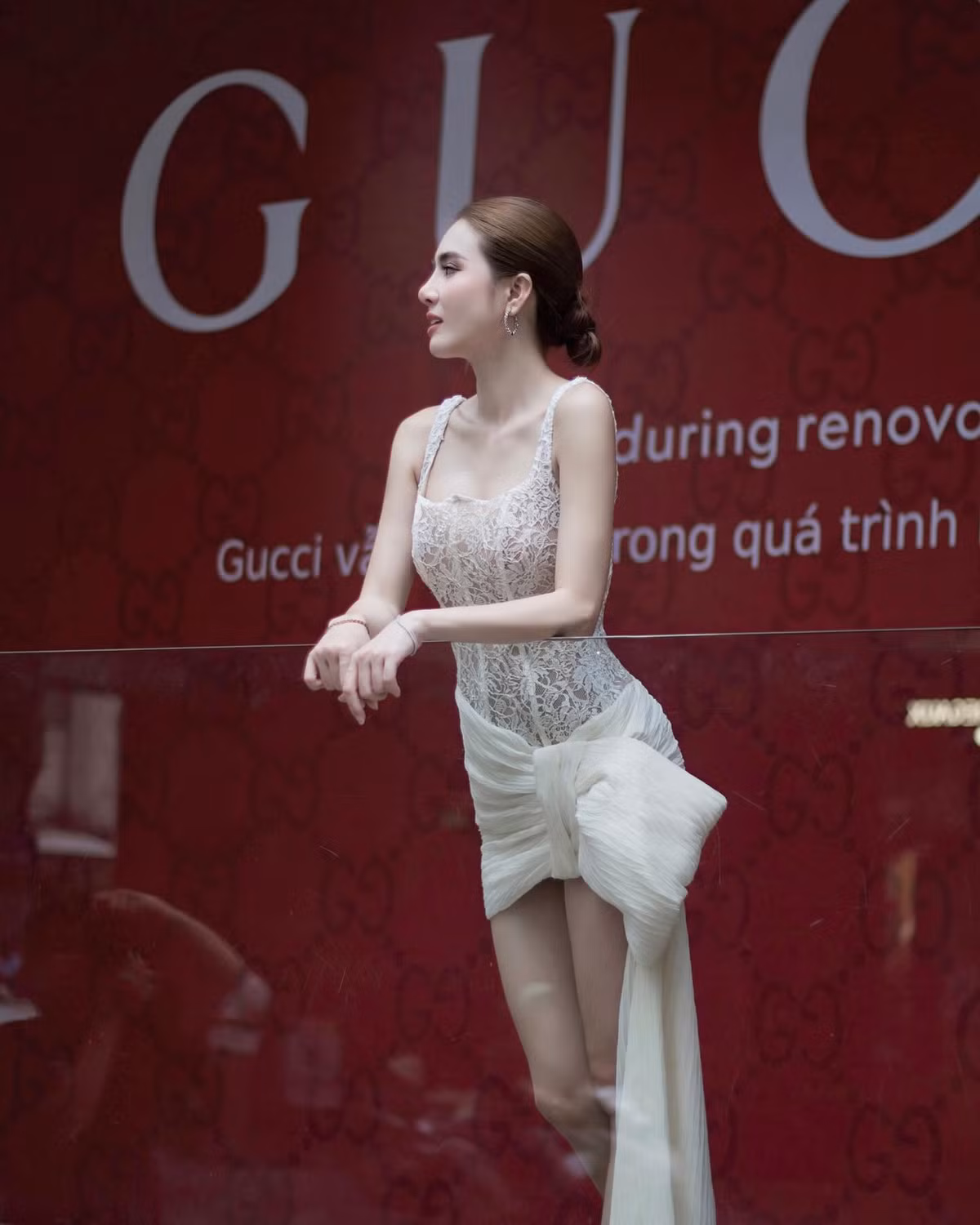 Không chỉ ghi điểm với gu thời trang thanh lịch, cô còn gây ấn tượng với thần thái cuốn hút, đường nét gương mặt ngày càng sắc sảo.