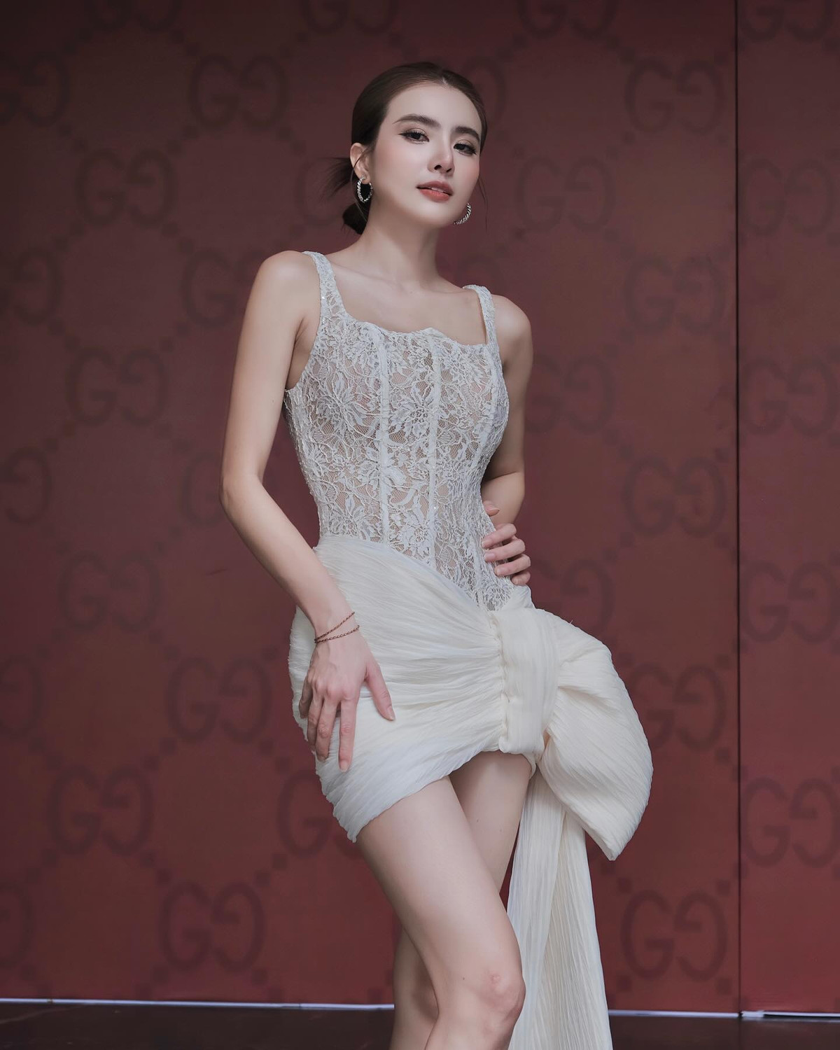 Mới đây, em gái của cựu cầu thủ Lê Công Vinh tiếp tục khiến netizen trầm trồ khi đăng tải loạt ảnh khoe nhan sắc quyến rũ trong chiếc váy ren trắng ôm sát. Cô nàng bày tỏ: "Giao diện trưởng thành, hệ điều hành luôn xinh”.