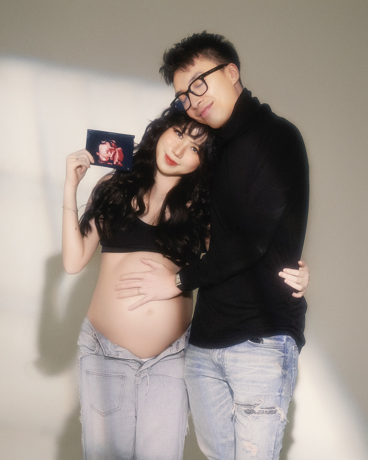 Trong những bức ảnh mới đăng tải, An Japan vẫn giữ được nét đẹp thanh thoát, dịu dàng như ngày nào. Dù đang trong giai đoạn thai kỳ, cô nàng vẫn trông vô cùng rạng rỡ, xinh đẹp, thần thái không thay đổi so với thời kỳ đỉnh cao.