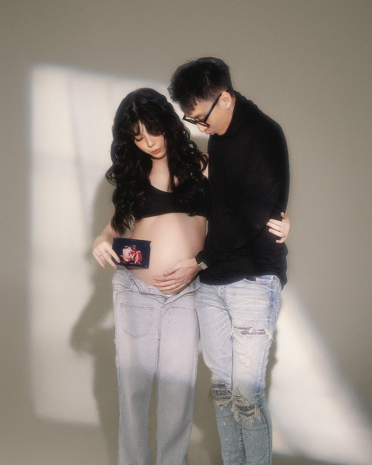 Trong bộ ảnh bầu, nàng hot girl một thời cùng chồng mặc đồ đôi, hạnh phúc với niềm vui sắp chào đón em bé chào đời.