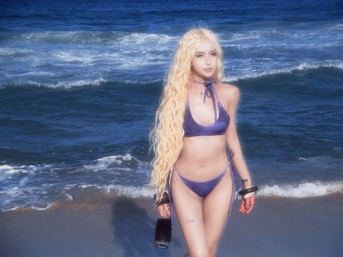 Mái tóc bạch kim ấn tượng, cách makeup sắc sảo cùng thần thái lạnh lùng giúp cô nàng càng thêm nổi bật.