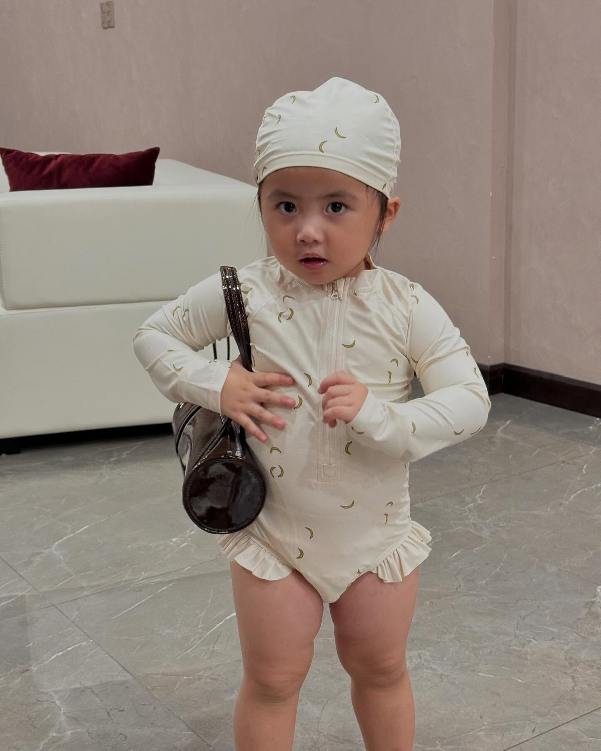 Tuy nhiên vào thời điểm đó, Huyền 2k4 khéo léo chụp ảnh từ phía sau, chưa công khai dung mạo của bé.