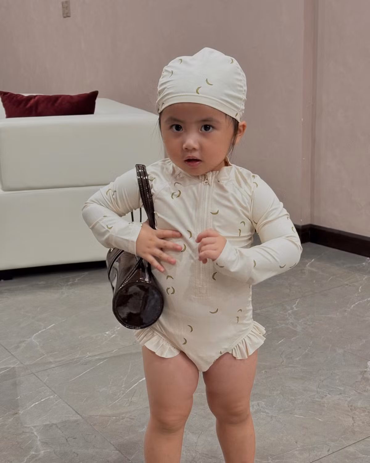 Tuy nhiên vào thời điểm đó, Huyền 2k4 khéo léo chụp ảnh từ phía sau, chưa công khai dung mạo của bé.