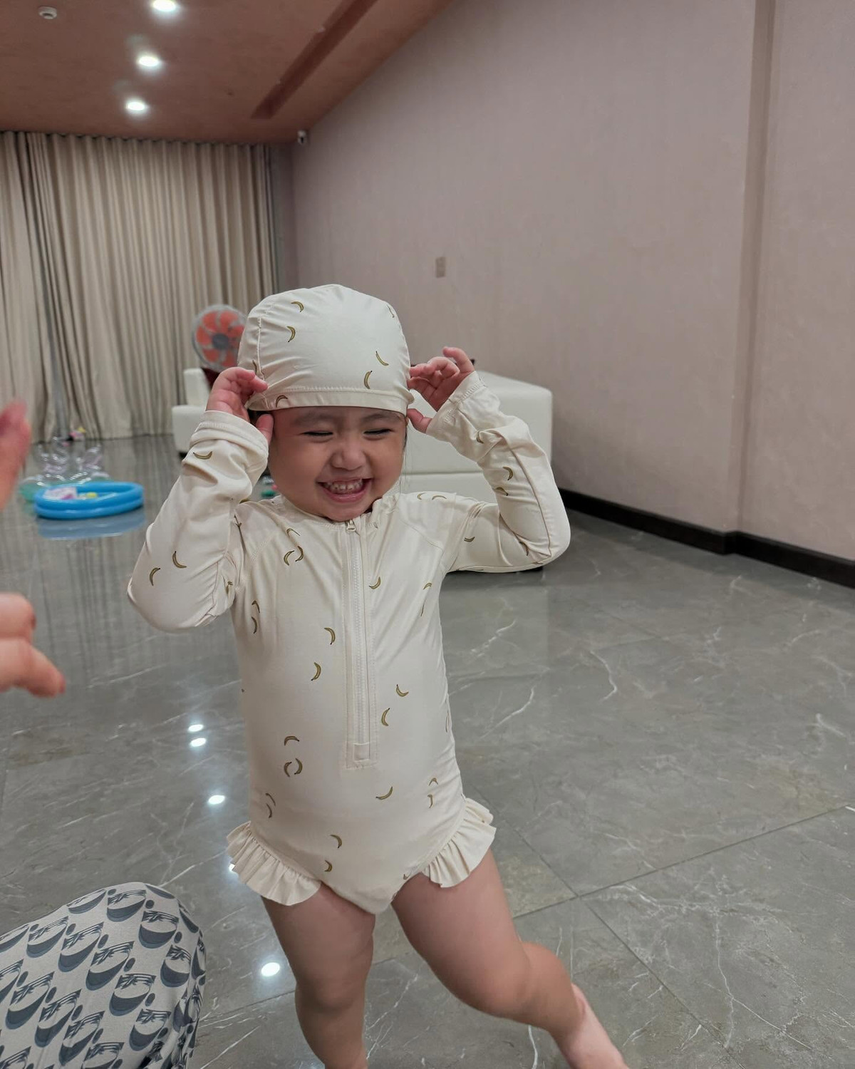 Trong những tấm hình được đăng tải, dù còn nhỏ tuổi, con gái Huyền 2k4 đã sở hữu những đường nét xinh xắn, đôi mắt to tròn long lanh cùng nụ cười cực đáng yêu.