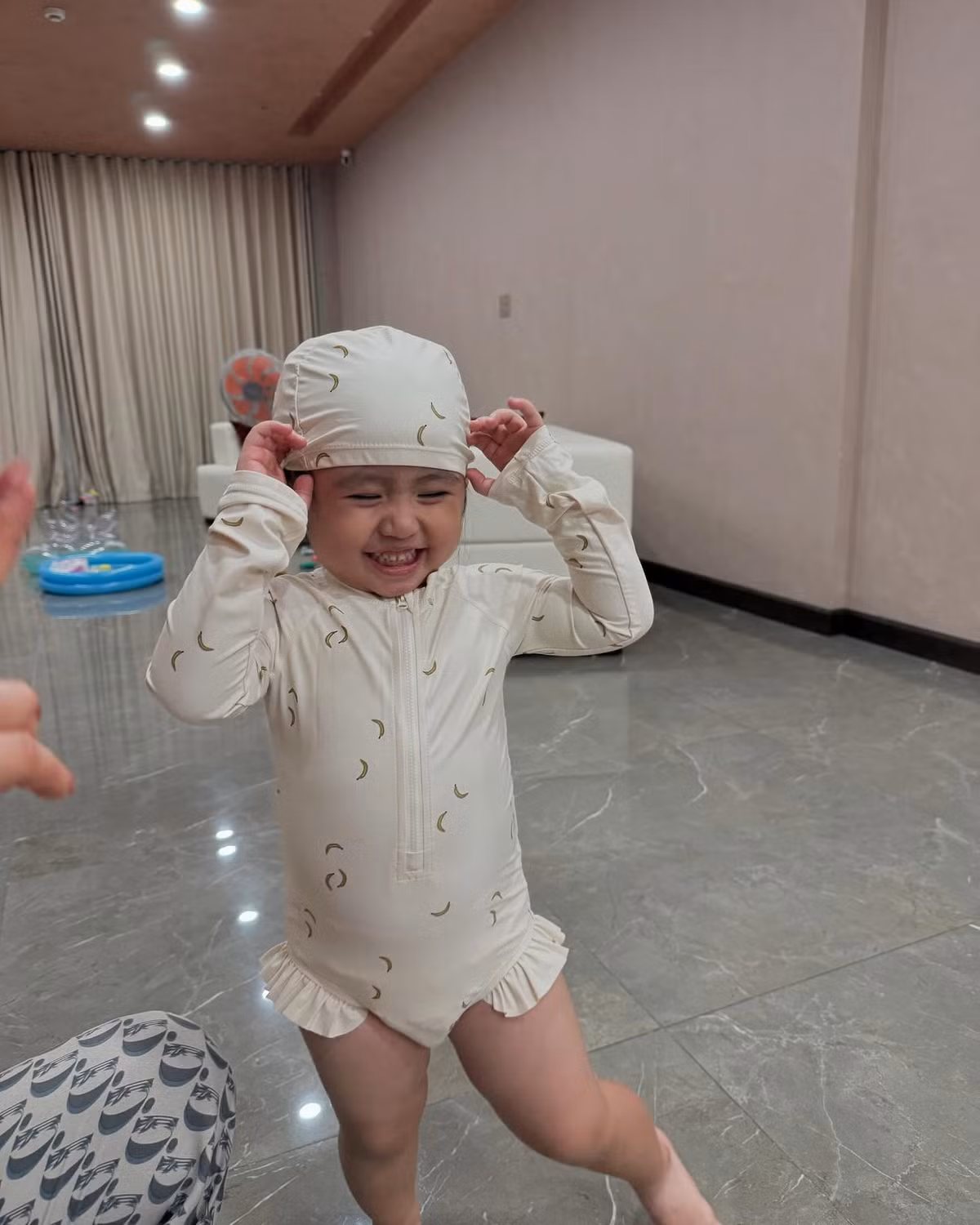 Trong những tấm hình được đăng tải, dù còn nhỏ tuổi, con gái Huyền 2k4 đã sở hữu những đường nét xinh xắn, đôi mắt to tròn long lanh cùng nụ cười cực đáng yêu.