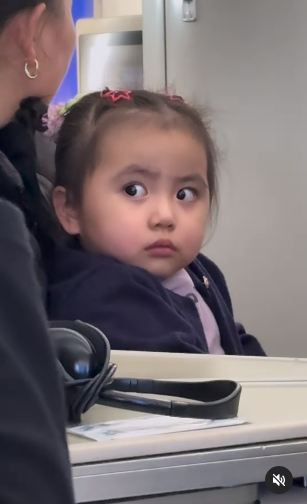 Đặc biệt, bé thừa hưởng nhiều nét đẹp từ mẹ, khiến nhiều người dự đoán rằng cô bé sẽ sớm trở thành một "hot baby" trên mạng xã hội.