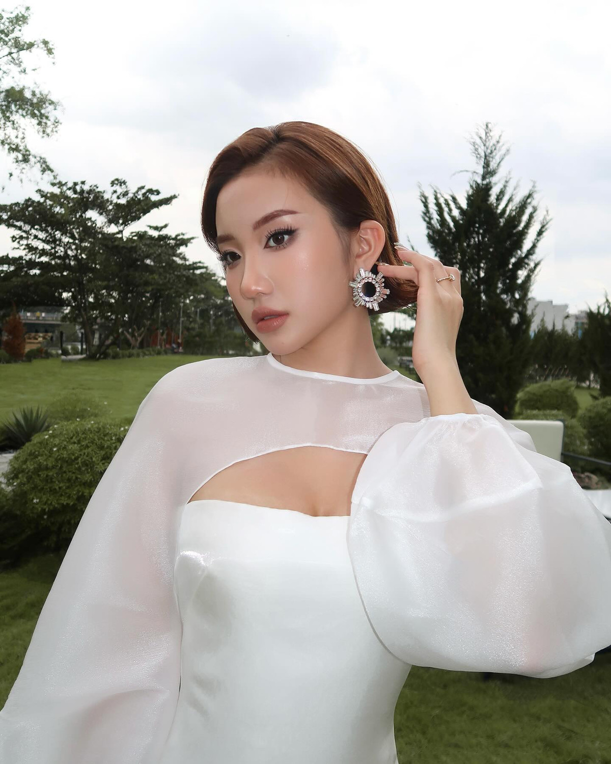 Mặc dù có một khoảng thời gian bị đồn đoán "cưới chạy bầu", tuy nhiên nàng hot girl vẫn giữ im lặng, chưa từng lên tiếng về vấn đề này.