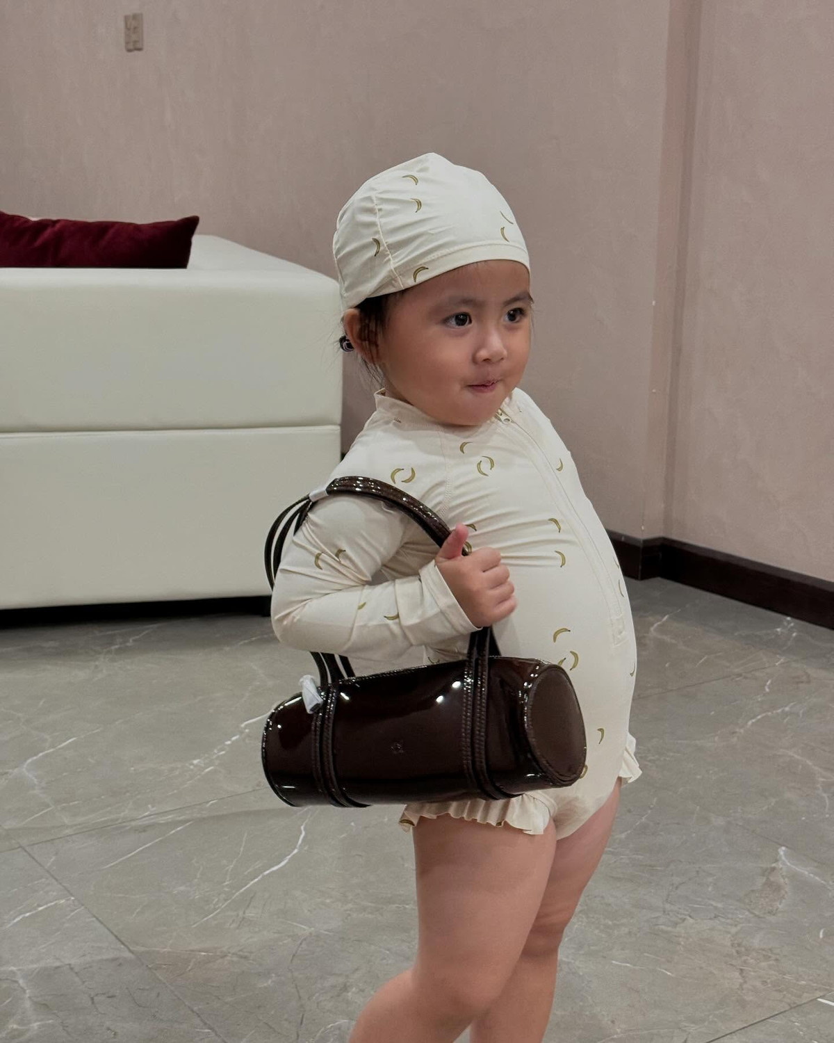 Mới đây, nàng hot girl đã quyết định lập riêng cho con gái một tài khoản mạng xã hội để công khai hình ảnh bé. Ngay lập tức, tài khoản con gái của Huyền 2k4 đã thu hút rất nhiều lượt theo dõi.