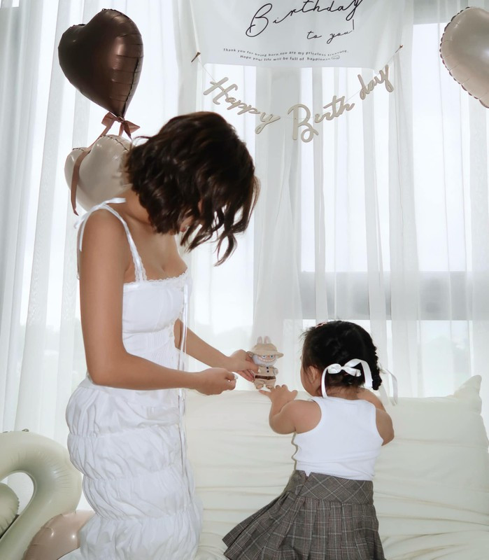 Vào cuối năm ngoái, khi đăng tải loạt ảnh nhân ngày sinh nhật tuổi 20 của mình, Huyền 2k4 đã công khai đã con gái đầu lòng khiến nhiều người bất ngờ. Trong tấm ảnh duy nhất có sự xuất hiện của em bé, Huyền 2k4 ở bên cạnh chơi đùa cùng con.