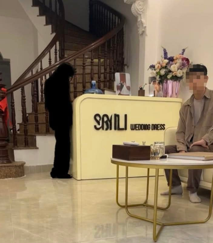 Trong đoạn clip này, chị vợ cho biết khi chị xem camera thì bất ngờ bắt gặp cảnh chồng và nhân tình đang hôn nhau thắm thiết.