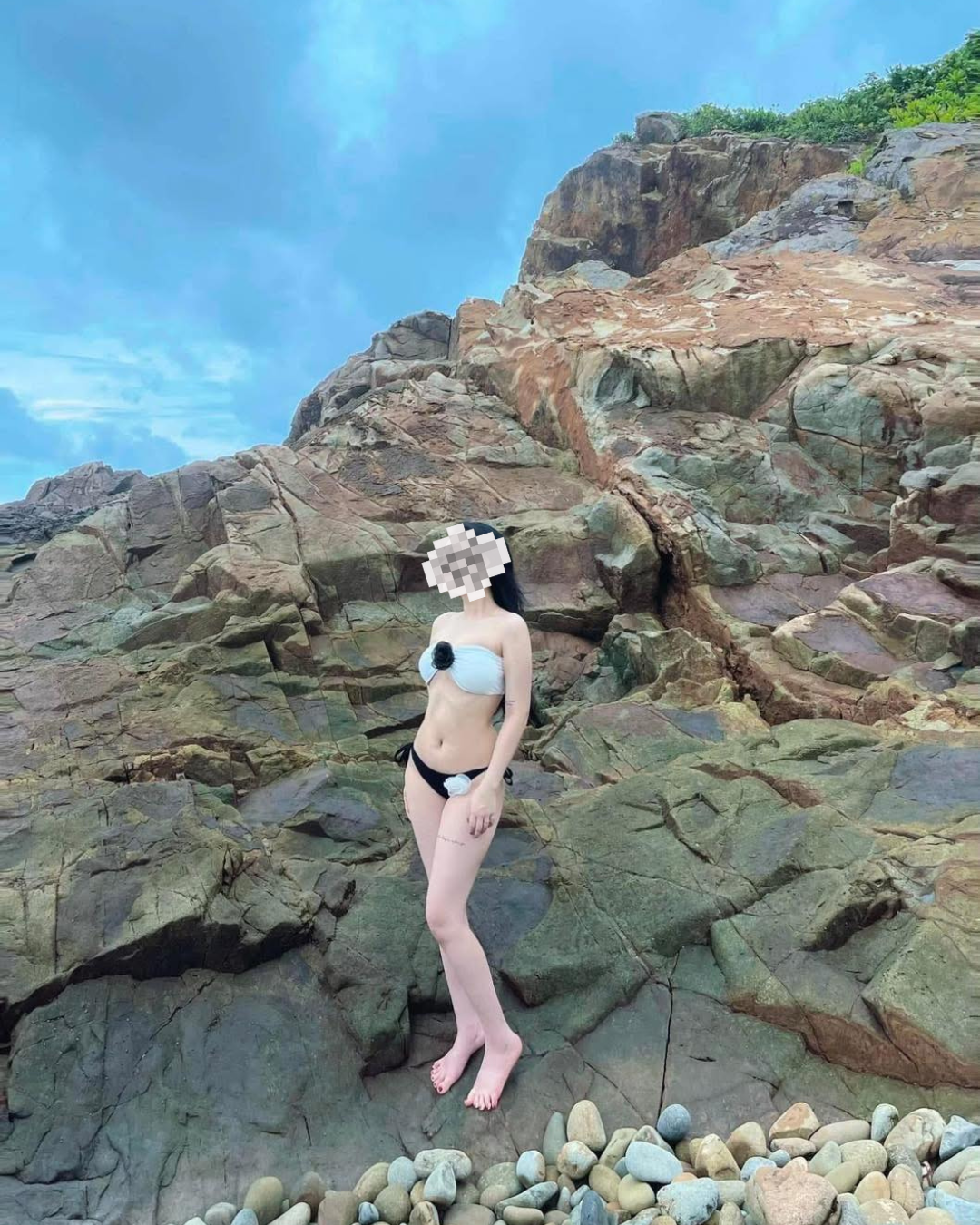 Thần thái cũng vô cùng cuốn hút.