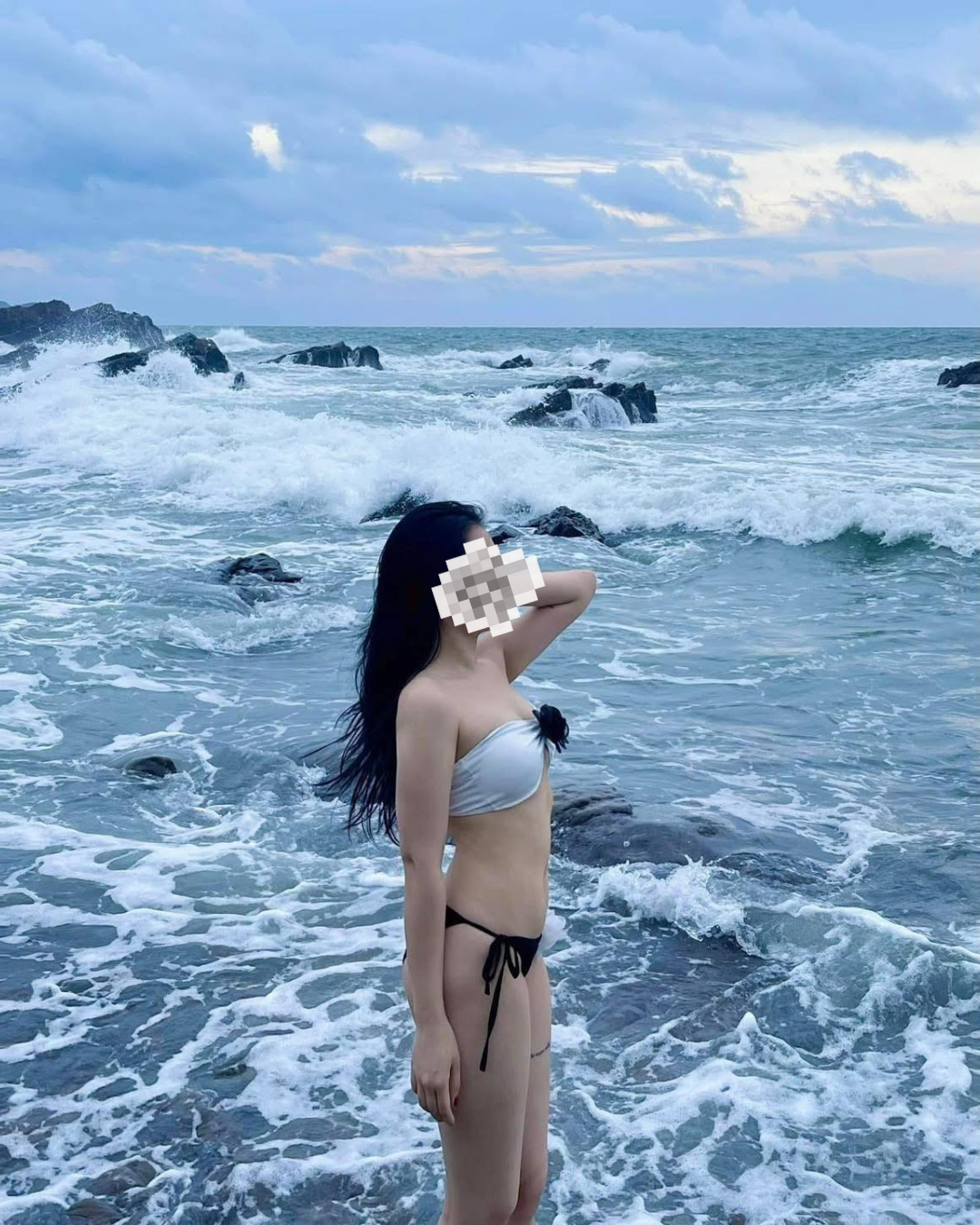 Qua 1 số hình ảnh được netizen tìm ra, chị vợ có nhan sắc xinh đẹp và vóc dáng chuẩn không cần chỉnh.