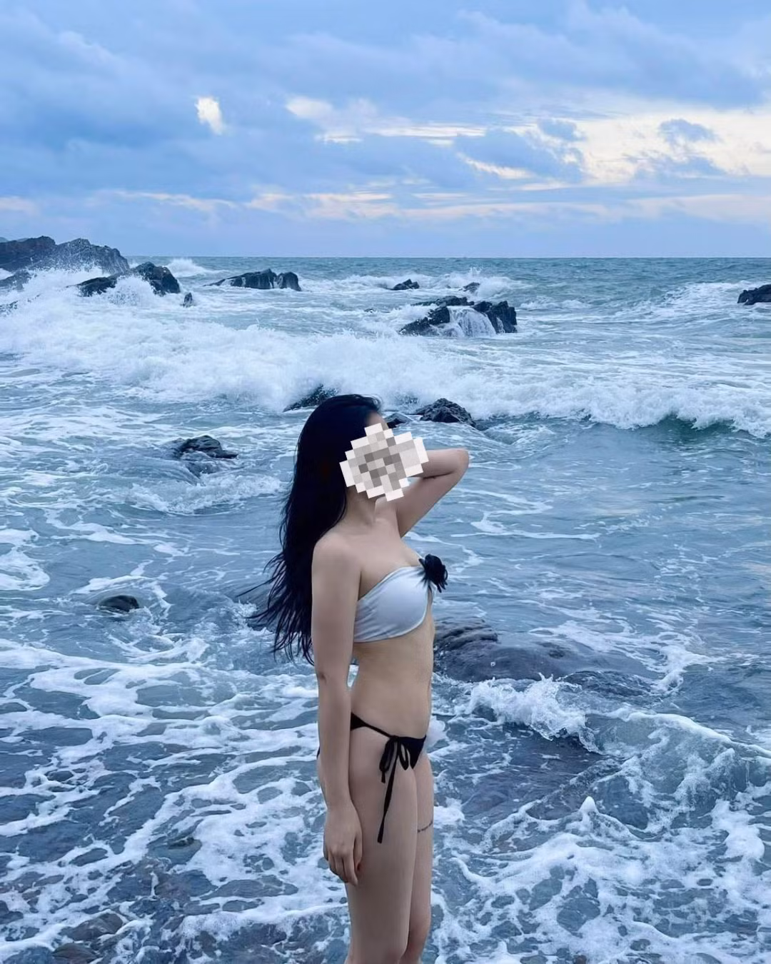 Qua 1 số hình ảnh được netizen tìm ra, chị vợ có nhan sắc xinh đẹp và vóc dáng chuẩn không cần chỉnh.